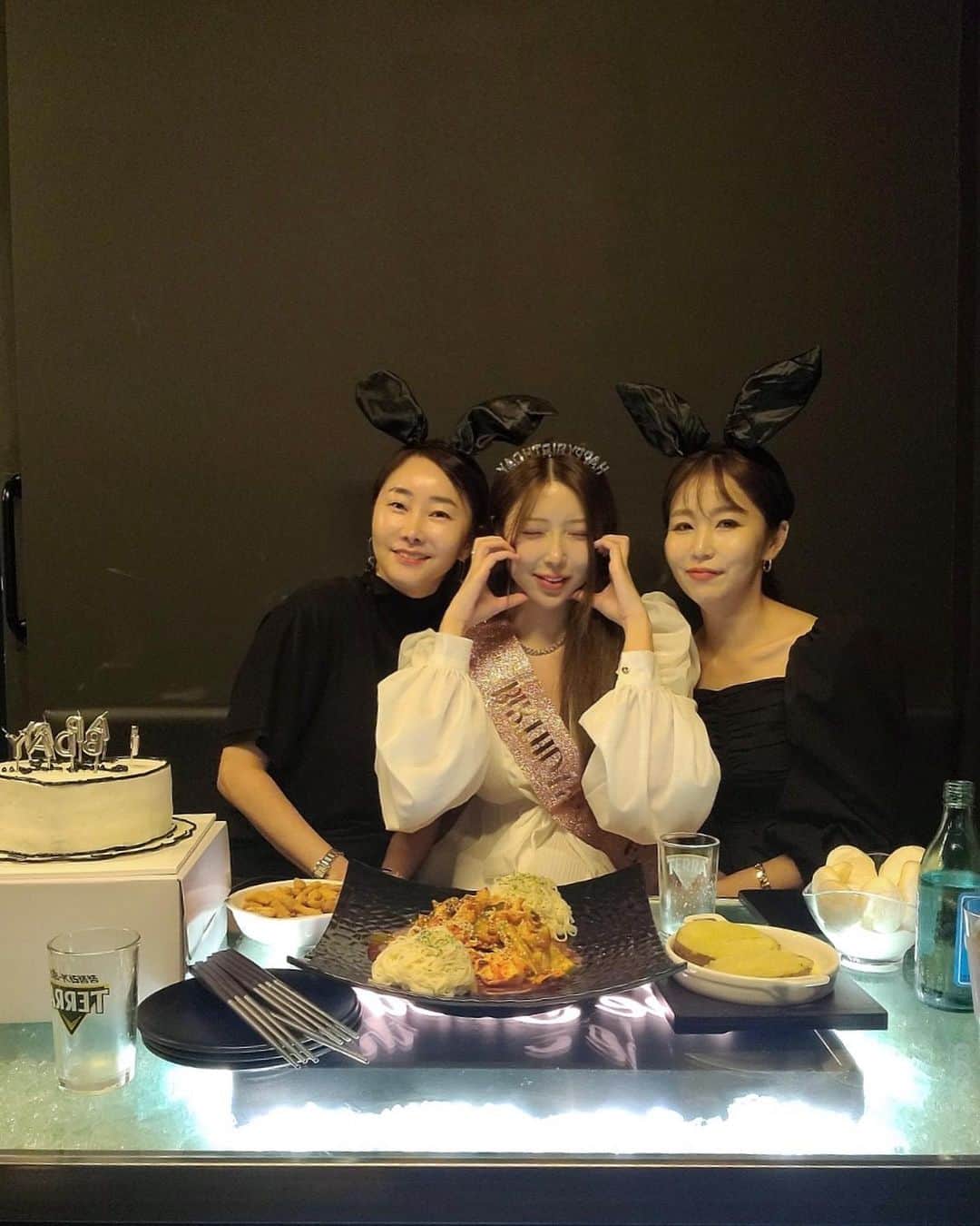 Choi Somiさんのインスタグラム写真 - (Choi SomiInstagram)「⠀⠀⠀⠀ #글랜더 #glander  언니들과 함께했던 미리 생일파티🎂  나의 바니걸 언니들 정말 고맙습니다 👯‍♀️🖤 인연을 소중히🥂」10月2日 20時15分 - cxxsomi
