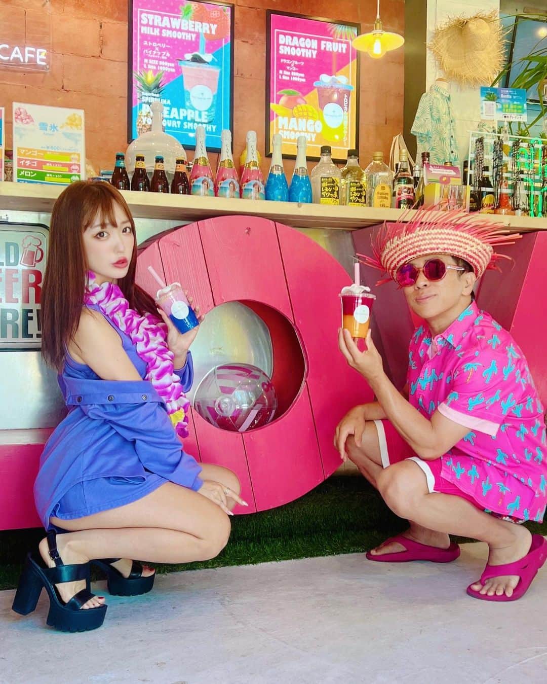 おりささんのインスタグラム写真 - (おりさInstagram)「🍑 渋谷のエンターテイメント居酒屋 ももまるのももちゃん( @momo20101125 ) ついにご来店！！！！！  ピンクの妖精が渋谷から 恩納村に来ました🍑  ピンクの世界観がももちゃんに ピッタリすぎて最高に映えてた🍑  来てくれてありがとうございました✨  早くまた渋谷のももまる行きたーい🍑 @momo20101125  @momomaru1125   ももちゃんが 空中ブランコで色々 パフォーマンスしてくれておもしろいし ごはんも美味しいよ🍑  #pinkmarinecafe#tabijo_okinawa#okinawa#okinawatrip#okinawacafe#onnason#onnasoncafe #pink#ももまる#ピンク#おきなわ#瀬良垣#恩納村#恩納村カフェ#恩納村グルメ#沖縄#沖縄カフェ#映えカフェ#沖縄グルメ#沖縄観光#沖縄旅行#沖縄移住#沖縄生活#沖縄スイーツ#スムージー#映えスポット#タビジョ#女子旅#沖縄女子旅」10月2日 21時02分 - orisa_0510