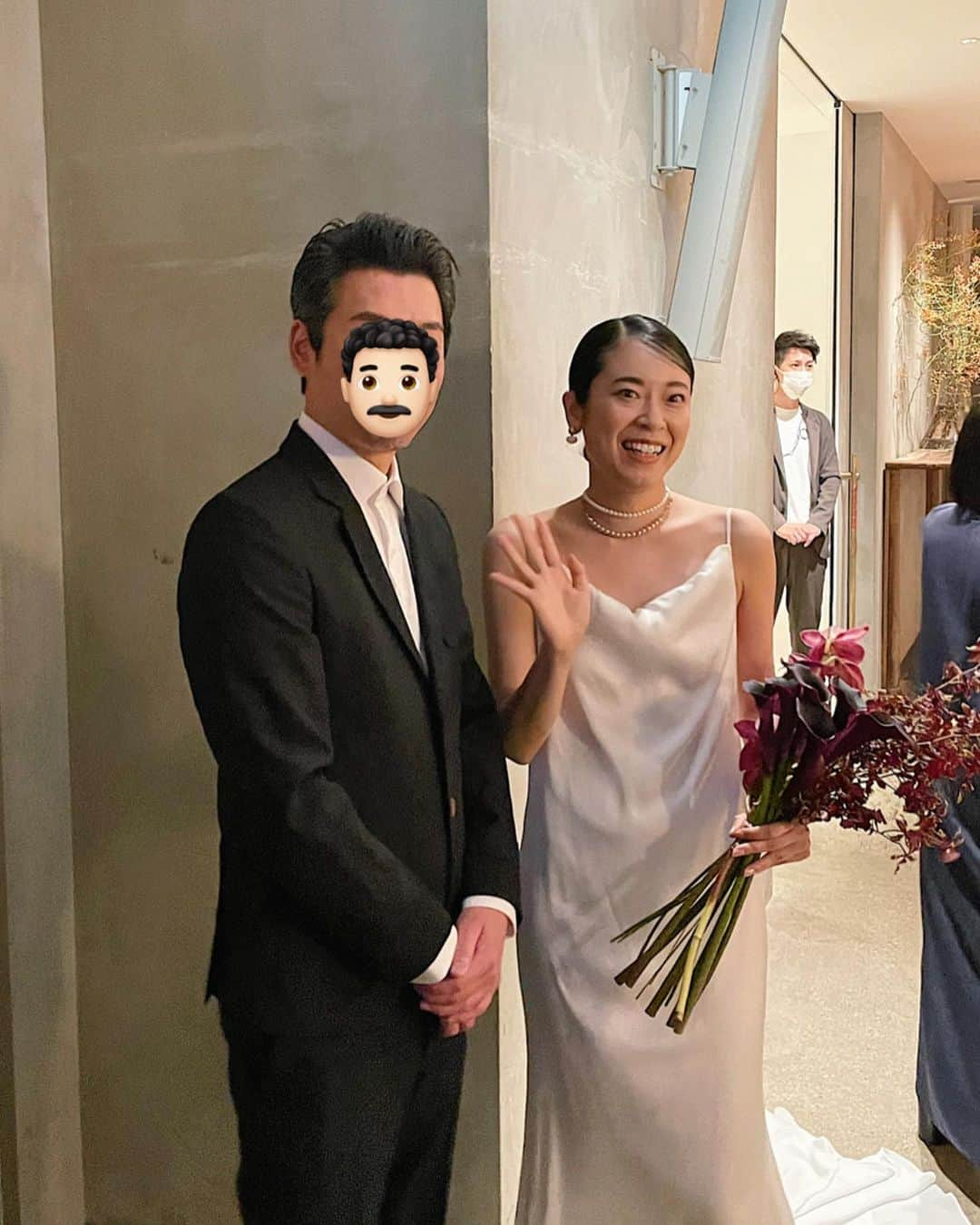 上杉圭哉さんのインスタグラム写真 - (上杉圭哉Instagram)「初めて結婚式の装花を担当させていただきかけがえのない日になりました💐  人生で最も大切な1日でもある日の装花役として携われて本当に嬉しかったです。。 @kaori___0305  本当にありがとうございました😭  テーブル装花とブーケを任したい！！とお伝えしていただいた時は正直できるかな。。っという気持ちで不安な部分が多かったんやけど、何度も打ち合わせをさせていただく中で、新婦様が結婚式のご準備で動き回っておられるのをみて、ご夫婦の一生に1回の結婚式、当日何がなんでも可愛い空間を作る！って思いながらの１ヶ月半でした🙃  改めていつか立派なフローリストになれるようこれからも頑張ろうと思えた1日になりました。  本当にかおりさん、ゆうさん ご結婚おめでとうございます🥺  最高に素敵すぎました。  #結婚式#装花#ブーケ#フラワーブーケ」10月2日 21時18分 - keiya_uesugi