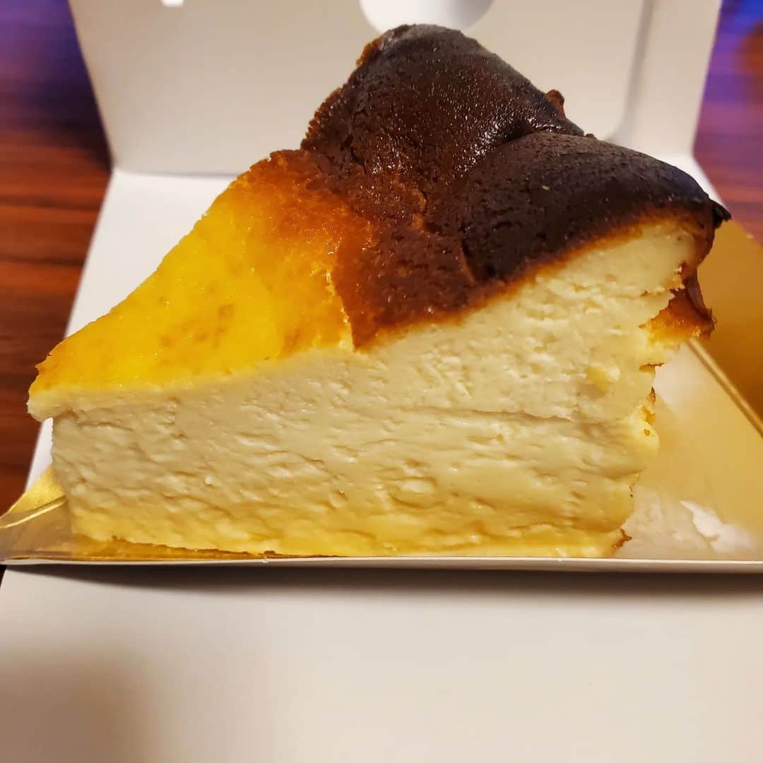 池田夏希さんのインスタグラム写真 - (池田夏希Instagram)「ずっと行きたかった薬膳鍋の @foodlab_tsukiji に行ってきました♡ . 一番人気の『月と太陽の薬膳鍋のベーシックコース』を食べたんだけど、陰陽のうつろいを楽しむ薬膳鍋で4回の味変もそれぞれ美味しくてハマってしまいました🥰 〆も食べて、最後には美味しくてスープ1滴も残りませんでした🤣 恥ずかしいくらいキレイに完食！！(笑) 火鍋とはまた違って、本当に素材を生かした身体に優しい薬膳鍋でした🍲 またすぐ行けたらいいな✨ . 1階は無添加食品のセレクトショップになってて、テイクアウトしたバスクチーズケーキもめちゃめちゃ美味しかった🎵 . #月と太陽の薬膳鍋foodlab築地 #月と太陽の薬膳鍋 #築地グルメ #薬膳鍋 #漢方 #陰陽のバランス #味変 #美味しすぎる #ハマった #キレイに完食 #素材の味 #素材の味を楽しむ #身体に優しい #無添加食品 #無添加食品店 #バスクチーズケーキ #グルメスタグラム #フードスタグラム #foodlab #tsukizi #medicinalpot #medicinalherbhotpot #kampo #positiveandnegative #delicious #tasteofingredients #additivefreefood #basqueburntcheesecake #gourmetstagram #foodstagram」10月2日 22時16分 - natsukiikeda624