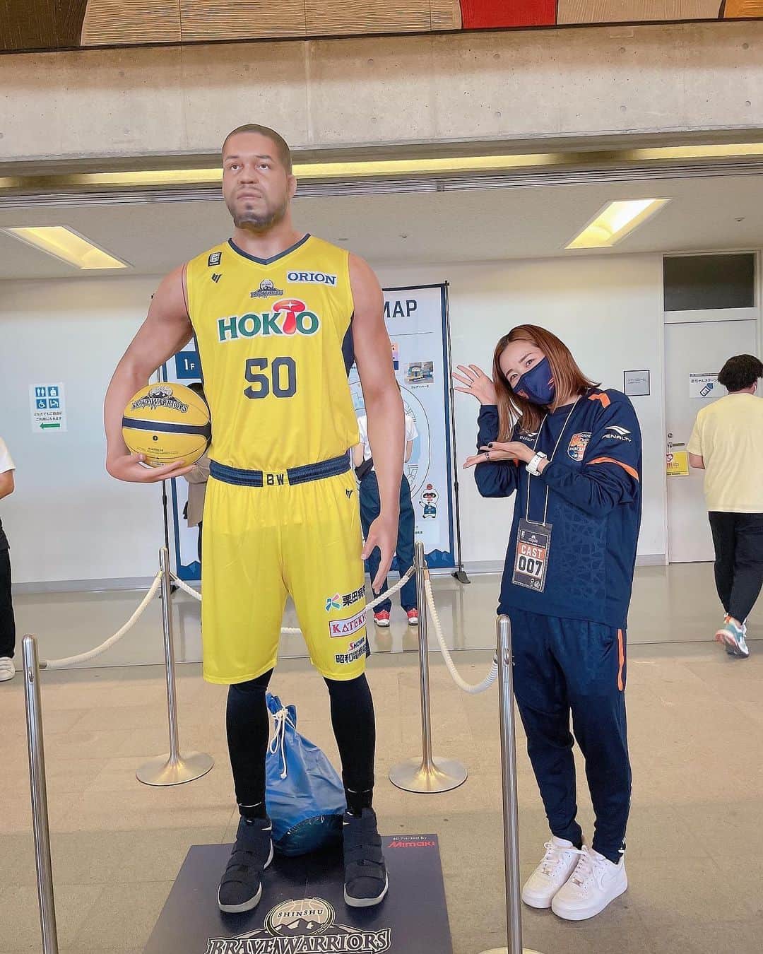三谷沙也加さんのインスタグラム写真 - (三谷沙也加Instagram)「⁡ ⁡ ⁡ ・ 今日は、なんとっ！！！！ ⁡ Bリーグの応援に レディース選手みんなで行ってきました❤️‍🔥 ⁡ 信州ブレイブウォーリアーズのみなさん めちゃくちゃカッコ良かったです🥺❤️ ⁡ 本当にお疲れ様でした☺️ 勝利おめでとうございます🏀❤️‍🔥❤️‍🔥❤️‍🔥 ⁡ ⁡ そして、 ハーフタイムの時間で 私たちの開幕戦の告知をさせてもらいました！ ⁡ ⁡ 代表で挨拶させてもらったけど 緊張して噛まないかずっと心配でした。笑 ⁡ ⁡ 是非、バスケ🏀もサッカー⚽️も 大好きになって下さい😘　 ⁡ ⁡ たくさんの方にスポーツの良さを 知ってもらいたいなーーー🤍🤍🤍 ⁡ ⁡ ⁡ #WEリーグ#nagano #acnpladies #パルセイロレディース#7#三谷沙也加 #Bリーグ#開幕節#応援#信州#長野市 #信州ブレイブウォーリアーズ #めちゃくちゃカッコ良かったです #試合前の演出から釘付けになってしまいました🥺 #手拍子し過ぎて手が赤くなってた #スポーツってやっぱ最高❤️‍🔥❤️‍🔥❤️‍🔥 #また応援行きたいな😊 #パネルがあって記念にパシャリ📸」10月2日 22時49分 - sayaka_mitani7
