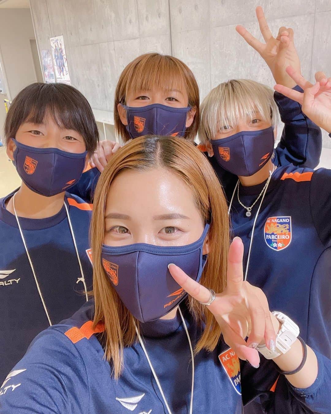 三谷沙也加さんのインスタグラム写真 - (三谷沙也加Instagram)「⁡ ⁡ ⁡ ・ 今日は、なんとっ！！！！ ⁡ Bリーグの応援に レディース選手みんなで行ってきました❤️‍🔥 ⁡ 信州ブレイブウォーリアーズのみなさん めちゃくちゃカッコ良かったです🥺❤️ ⁡ 本当にお疲れ様でした☺️ 勝利おめでとうございます🏀❤️‍🔥❤️‍🔥❤️‍🔥 ⁡ ⁡ そして、 ハーフタイムの時間で 私たちの開幕戦の告知をさせてもらいました！ ⁡ ⁡ 代表で挨拶させてもらったけど 緊張して噛まないかずっと心配でした。笑 ⁡ ⁡ 是非、バスケ🏀もサッカー⚽️も 大好きになって下さい😘　 ⁡ ⁡ たくさんの方にスポーツの良さを 知ってもらいたいなーーー🤍🤍🤍 ⁡ ⁡ ⁡ #WEリーグ#nagano #acnpladies #パルセイロレディース#7#三谷沙也加 #Bリーグ#開幕節#応援#信州#長野市 #信州ブレイブウォーリアーズ #めちゃくちゃカッコ良かったです #試合前の演出から釘付けになってしまいました🥺 #手拍子し過ぎて手が赤くなってた #スポーツってやっぱ最高❤️‍🔥❤️‍🔥❤️‍🔥 #また応援行きたいな😊 #パネルがあって記念にパシャリ📸」10月2日 22時49分 - sayaka_mitani7