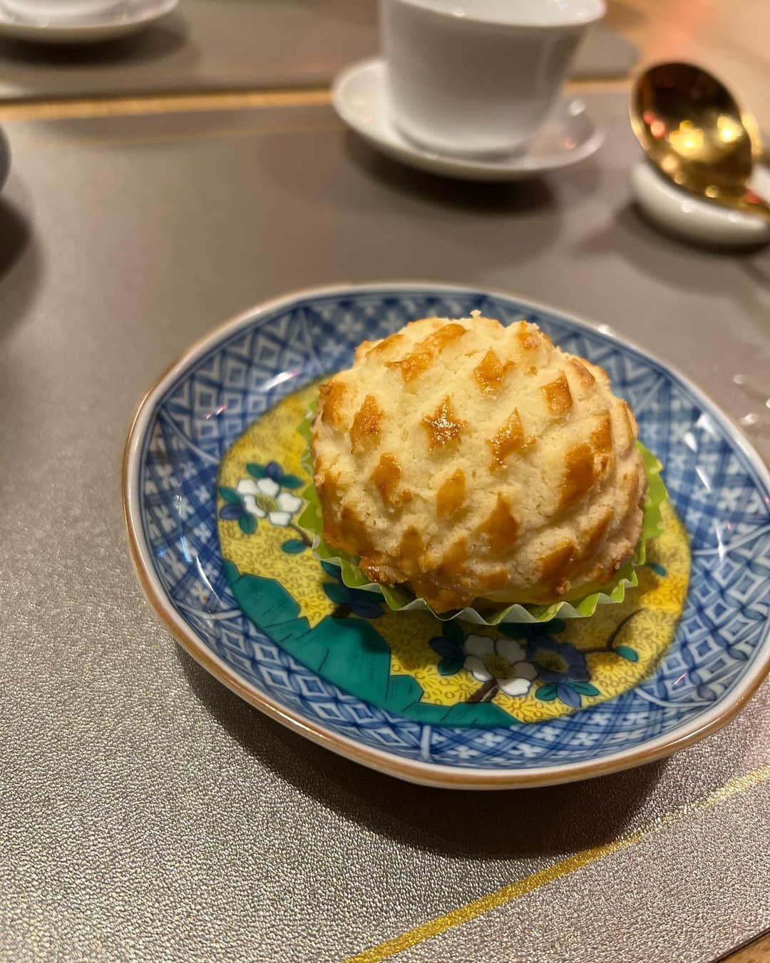 ImotoEtsuyo さんのインスタグラム写真 - (ImotoEtsuyo Instagram)「上海本店では予約が取りにくい 人気の香港料理店 「 CANTON８/喜粤8号（カントン・エイト）」が 銀座コリドー街に！  世界で最もリーズナブルな ミシュラン2つ星レストランと 言われる香港料理レストランが 日本初上陸という事で伺いました。  こだわりの点心や 叉焼などの本格香港料理の定番メニューを コースで頂きました。  私が1番好きなのは 前菜で出てきた豚の釜焼き！ 皮がパリパリでお肉は ジューシーでとっても美味しかったです。  鳥脚の豆豉蒸しは 初めて食べました。 上海では定番メニューで これがないとダメと言われる位 人気メニューだそう。  お隣にはウイスキーbarが もうすぐオープンするそう。  希少なウイスキーも揃っていました。 オープンしたら行きたい。 #山崎 #イチローズモルト  東京都中央区銀座8-2-1ニッタビル8階 CANTON8/カントン・エイト  @canton8_ginza  #sponsored #canton8銀座 #香港料理 #点心 #銀座 #グルメ #ミシュラン2つ星 #銀座グルメ #中華 #銀座グルメ #上海 #コリドー街」10月3日 5時18分 - bisuhada