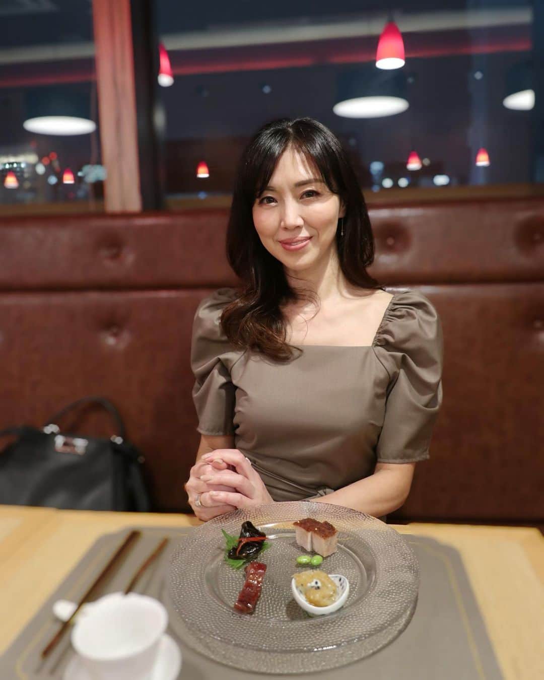 ImotoEtsuyo さんのインスタグラム写真 - (ImotoEtsuyo Instagram)「上海本店では予約が取りにくい 人気の香港料理店 「 CANTON８/喜粤8号（カントン・エイト）」が 銀座コリドー街に！  世界で最もリーズナブルな ミシュラン2つ星レストランと 言われる香港料理レストランが 日本初上陸という事で伺いました。  こだわりの点心や 叉焼などの本格香港料理の定番メニューを コースで頂きました。  私が1番好きなのは 前菜で出てきた豚の釜焼き！ 皮がパリパリでお肉は ジューシーでとっても美味しかったです。  鳥脚の豆豉蒸しは 初めて食べました。 上海では定番メニューで これがないとダメと言われる位 人気メニューだそう。  お隣にはウイスキーbarが もうすぐオープンするそう。  希少なウイスキーも揃っていました。 オープンしたら行きたい。 #山崎 #イチローズモルト  東京都中央区銀座8-2-1ニッタビル8階 CANTON8/カントン・エイト  @canton8_ginza  #sponsored #canton8銀座 #香港料理 #点心 #銀座 #グルメ #ミシュラン2つ星 #銀座グルメ #中華 #銀座グルメ #上海 #コリドー街」10月3日 5時18分 - bisuhada