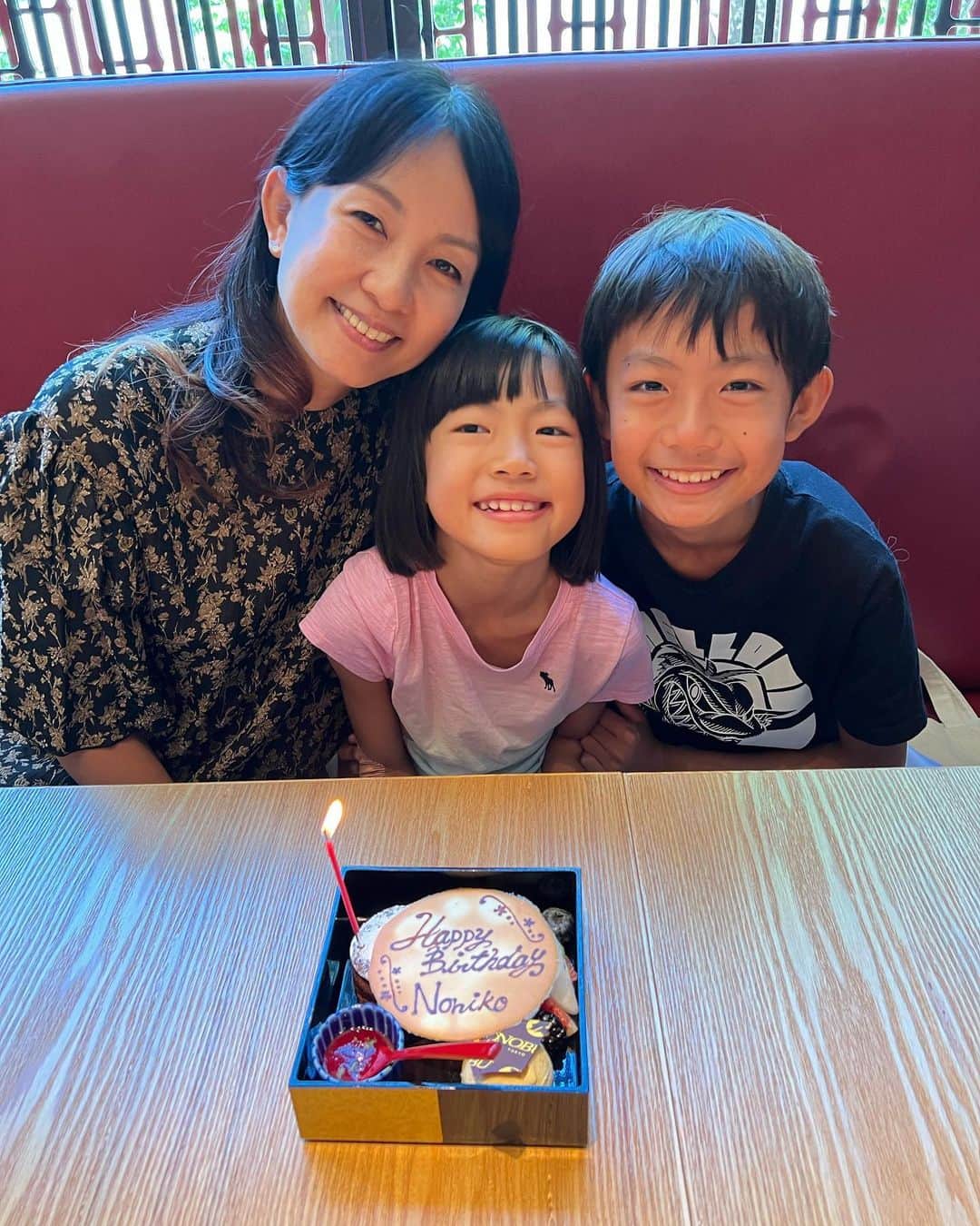 甘糟記子さんのインスタグラム写真 - (甘糟記子Instagram)「誕生日当日がお祝いできなかったので、1週間ずらして家族でNOBU東京 @tokyonobu にてお祝いしてもらいました\(//∇//)\  お料理は大人はコース、チビ達は丼物とお蕎麦のランチセット。 定番の鮪のタルタルにキャビアのってるやつ、大好きなんだ〜(o^^o) お刺身サラダも味噌焼きも割と定番で最高！ 蕎麦も鮨も好きだし、お蕎麦はハラペーニョを練り込んだやつとかも美味しいよ(๑>◡<๑) ローストビーフは今回初めて食べたけど、とっても美味しくて、私の分は姫がペロリと食べてました（笑） そしてNOBUのデザートといえば、やっぱりお弁当箱だよね〜(//∇//) フォンダンショコラとアイスが入ってて、もうたまらんの！ 今回もそれに誕生日プレート付けてもらいました(๑˃̵ᴗ˂̵) 嬉しい！  昔からこのお店が大好きで、旅行に行っても世界にあるNOBUに食べに行ってたわ〜（笑） ハワイにミラノにベガスにフロリダに香港、、、あとどっか行ったかな？（笑） でもどこで食べても同じクオリティで本当に美味しい！  うちの母は香港に行った時、旅行中でNOBUが1番美味しかったと言ってたくらい（笑）  そんなわけで久しぶりにNOBUに行けて嬉しかったです╰(*´︶`*)╯♡  家族みんなでお祝いできたことも感謝して╰(*´︶`*)╯♡  残り2年の40代も楽しむぞ〜 ！  #nobutokyo #tokyonobu#誕生日お祝い#家族でお祝い#感謝#幸せ#48歳#ありがとう#昔から好きなお店」10月3日 6時50分 - norihey924