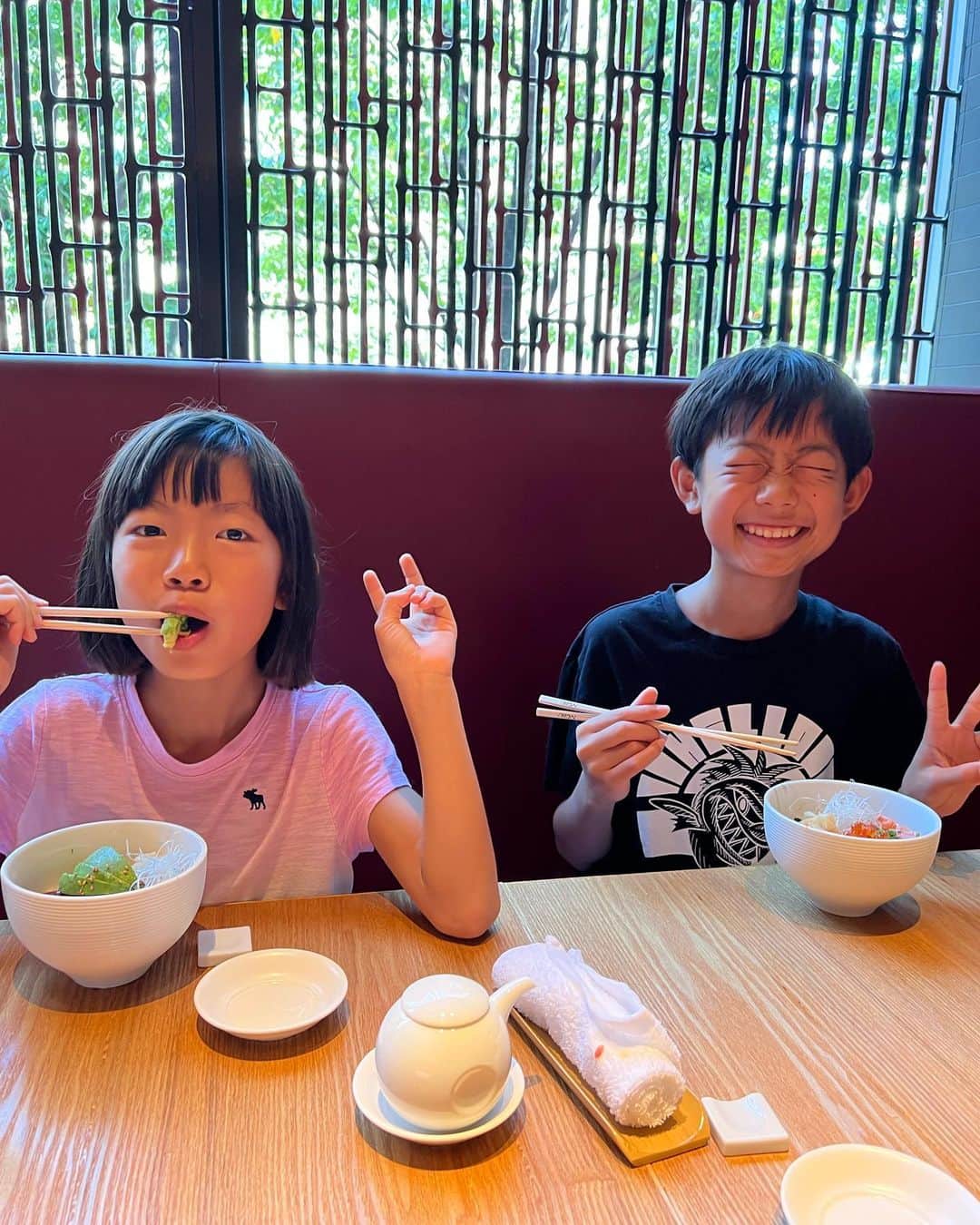 甘糟記子さんのインスタグラム写真 - (甘糟記子Instagram)「誕生日当日がお祝いできなかったので、1週間ずらして家族でNOBU東京 @tokyonobu にてお祝いしてもらいました\(//∇//)\  お料理は大人はコース、チビ達は丼物とお蕎麦のランチセット。 定番の鮪のタルタルにキャビアのってるやつ、大好きなんだ〜(o^^o) お刺身サラダも味噌焼きも割と定番で最高！ 蕎麦も鮨も好きだし、お蕎麦はハラペーニョを練り込んだやつとかも美味しいよ(๑>◡<๑) ローストビーフは今回初めて食べたけど、とっても美味しくて、私の分は姫がペロリと食べてました（笑） そしてNOBUのデザートといえば、やっぱりお弁当箱だよね〜(//∇//) フォンダンショコラとアイスが入ってて、もうたまらんの！ 今回もそれに誕生日プレート付けてもらいました(๑˃̵ᴗ˂̵) 嬉しい！  昔からこのお店が大好きで、旅行に行っても世界にあるNOBUに食べに行ってたわ〜（笑） ハワイにミラノにベガスにフロリダに香港、、、あとどっか行ったかな？（笑） でもどこで食べても同じクオリティで本当に美味しい！  うちの母は香港に行った時、旅行中でNOBUが1番美味しかったと言ってたくらい（笑）  そんなわけで久しぶりにNOBUに行けて嬉しかったです╰(*´︶`*)╯♡  家族みんなでお祝いできたことも感謝して╰(*´︶`*)╯♡  残り2年の40代も楽しむぞ〜 ！  #nobutokyo #tokyonobu#誕生日お祝い#家族でお祝い#感謝#幸せ#48歳#ありがとう#昔から好きなお店」10月3日 6時50分 - norihey924