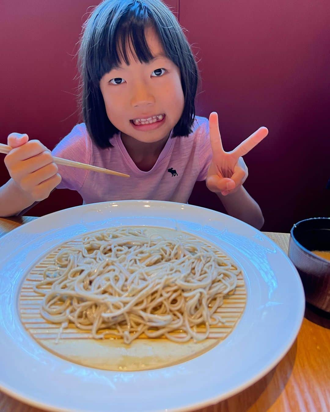 甘糟記子さんのインスタグラム写真 - (甘糟記子Instagram)「誕生日当日がお祝いできなかったので、1週間ずらして家族でNOBU東京 @tokyonobu にてお祝いしてもらいました\(//∇//)\  お料理は大人はコース、チビ達は丼物とお蕎麦のランチセット。 定番の鮪のタルタルにキャビアのってるやつ、大好きなんだ〜(o^^o) お刺身サラダも味噌焼きも割と定番で最高！ 蕎麦も鮨も好きだし、お蕎麦はハラペーニョを練り込んだやつとかも美味しいよ(๑>◡<๑) ローストビーフは今回初めて食べたけど、とっても美味しくて、私の分は姫がペロリと食べてました（笑） そしてNOBUのデザートといえば、やっぱりお弁当箱だよね〜(//∇//) フォンダンショコラとアイスが入ってて、もうたまらんの！ 今回もそれに誕生日プレート付けてもらいました(๑˃̵ᴗ˂̵) 嬉しい！  昔からこのお店が大好きで、旅行に行っても世界にあるNOBUに食べに行ってたわ〜（笑） ハワイにミラノにベガスにフロリダに香港、、、あとどっか行ったかな？（笑） でもどこで食べても同じクオリティで本当に美味しい！  うちの母は香港に行った時、旅行中でNOBUが1番美味しかったと言ってたくらい（笑）  そんなわけで久しぶりにNOBUに行けて嬉しかったです╰(*´︶`*)╯♡  家族みんなでお祝いできたことも感謝して╰(*´︶`*)╯♡  残り2年の40代も楽しむぞ〜 ！  #nobutokyo #tokyonobu#誕生日お祝い#家族でお祝い#感謝#幸せ#48歳#ありがとう#昔から好きなお店」10月3日 6時50分 - norihey924