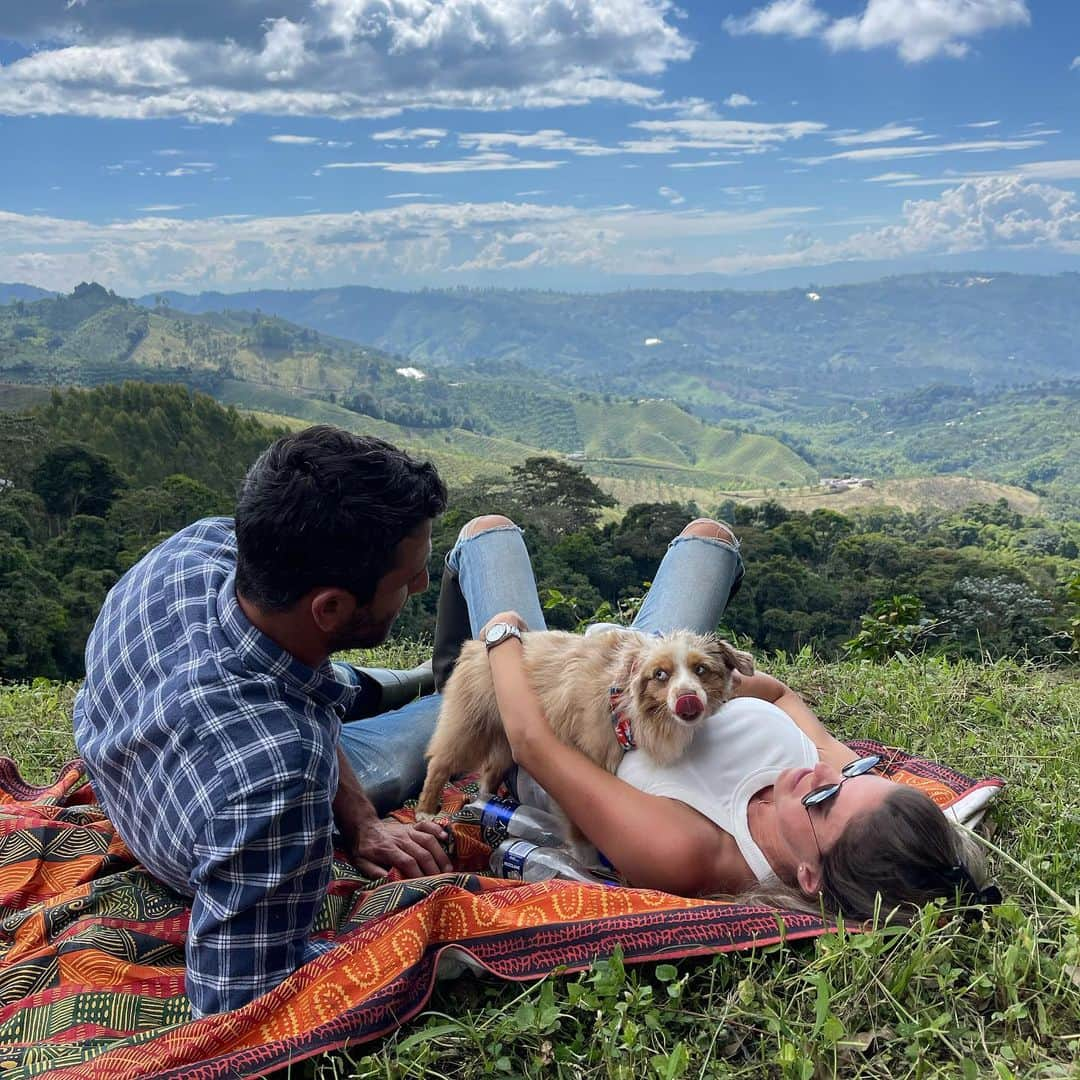 ベレン・モゾさんのインスタグラム写真 - (ベレン・モゾInstagram)「Con mis dos “gavioticas” 🕊 #CafeConAromaAMujer   Downtime with the two loves of my life. One of them at least got something.」10月3日 9時59分 - belenmozo