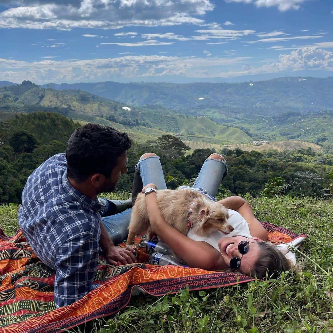 ベレン・モゾさんのインスタグラム写真 - (ベレン・モゾInstagram)「Con mis dos “gavioticas” 🕊 #CafeConAromaAMujer   Downtime with the two loves of my life. One of them at least got something.」10月3日 9時59分 - belenmozo