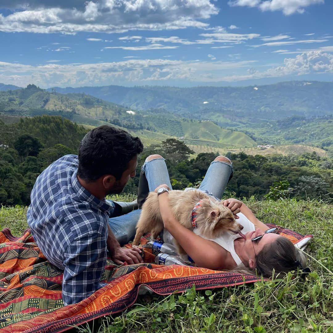 ベレン・モゾさんのインスタグラム写真 - (ベレン・モゾInstagram)「Con mis dos “gavioticas” 🕊 #CafeConAromaAMujer   Downtime with the two loves of my life. One of them at least got something.」10月3日 9時59分 - belenmozo