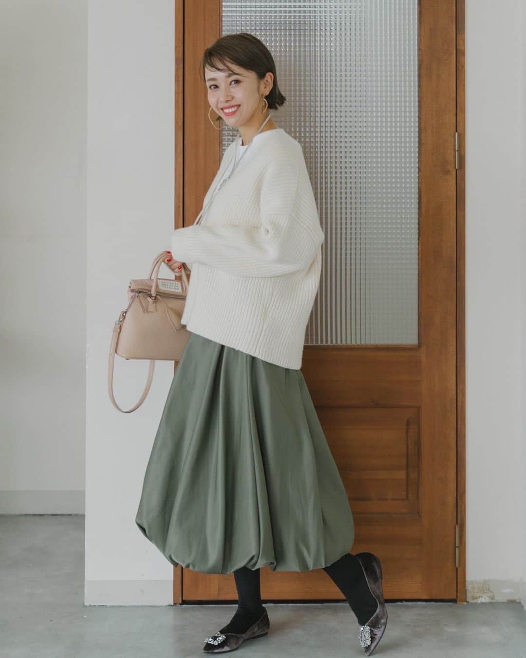 松本亜希さんのインスタグラム写真 - (松本亜希Instagram)「・ 明日10/4(火)バルーンスカートが発売されます。  バルーンスカートは、khakiもあります💚 モノトーンカラーは持っているって方には是非おすすめしたいカーキカラー。 このカーキ、カジュアルすぎないので私は新鮮ですごく好き♡♡  ウエストは後ろゴムのサイドにジップとホック付きなので融通効きます👍👍着丈は約80cmです。 腰回りに入れたたっぷりのギャザーととにかく裾のふんわり感が絶妙に仕上がったなーと思っております！  @verofonna  #akiron_verofonna   __________________________ #ootd #coordinate #コーディネート #outfit #fashion #ファッション #コーデ #ママコーデ #バルーンスカート」10月3日 12時05分 - m_akiron