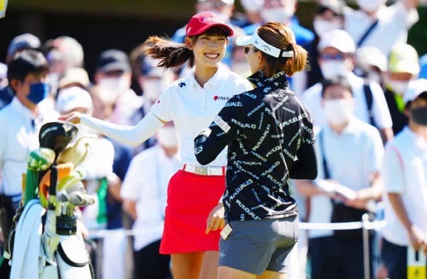 馬場咲希さんのインスタグラム写真 - (馬場咲希Instagram)「【日本女子オープンゴルフ選手権】  11位Tでローアマチュアを獲得することができました🌟  まず、このような伝統ある大会に出場できたことを嬉しく思います。ドSなセッティングにしてくれた大会関係者の皆様、コースメンテナンスの皆様、ザ・メジャーを心から楽しめました！ありがとうございました！  キャディーをしてくれた坂詰さん、BRIDGESTONEの皆さん、ずっとそばに居てくれた川西さん、ありがとうございました！  @minami_katsu プロ、優勝おめでとうございます🎉2日間本当にありがとうございました！  予選2日間は勝みなみプロ、西郷真央プロと同じ組でプレーさせていただきました。こんな貴重な体験をさせて頂きありがとうございました。  練習ラウンドでは渡邉彩香プロ、穴井詩プロ。決勝2日間は河本結プロ、テレサ・ループロとラウンドすることができました！優しいし、カッコいいし、惚れ惚れしちゃいました。とても刺激的な1週間でした。  皆さん、本当に沢山の応援ありがとうございました😊📣  色々な課題が見つかったので オフに取り組みます😁  #日本女子オープンゴルフ選手権  #bridgestone #bridgestonegolf #1piu1uguale3 #trussputter #underarmour #青梅ゴルフ倶楽部 #フォレスト鳴沢ゴルフカントリークラブ #gmg八王子ゴルフ場 #村田忠男 #ゴルフ女子 #ゴルフ #ゴルフ好きな人と繋がりたい #スポーツ #sports #golf」10月3日 14時10分 - teba_.425