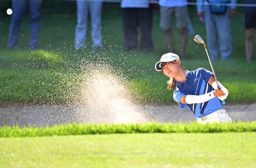 馬場咲希さんのインスタグラム写真 - (馬場咲希Instagram)「【日本女子オープンゴルフ選手権】  11位Tでローアマチュアを獲得することができました🌟  まず、このような伝統ある大会に出場できたことを嬉しく思います。ドSなセッティングにしてくれた大会関係者の皆様、コースメンテナンスの皆様、ザ・メジャーを心から楽しめました！ありがとうございました！  キャディーをしてくれた坂詰さん、BRIDGESTONEの皆さん、ずっとそばに居てくれた川西さん、ありがとうございました！  @minami_katsu プロ、優勝おめでとうございます🎉2日間本当にありがとうございました！  予選2日間は勝みなみプロ、西郷真央プロと同じ組でプレーさせていただきました。こんな貴重な体験をさせて頂きありがとうございました。  練習ラウンドでは渡邉彩香プロ、穴井詩プロ。決勝2日間は河本結プロ、テレサ・ループロとラウンドすることができました！優しいし、カッコいいし、惚れ惚れしちゃいました。とても刺激的な1週間でした。  皆さん、本当に沢山の応援ありがとうございました😊📣  色々な課題が見つかったので オフに取り組みます😁  #日本女子オープンゴルフ選手権  #bridgestone #bridgestonegolf #1piu1uguale3 #trussputter #underarmour #青梅ゴルフ倶楽部 #フォレスト鳴沢ゴルフカントリークラブ #gmg八王子ゴルフ場 #村田忠男 #ゴルフ女子 #ゴルフ #ゴルフ好きな人と繋がりたい #スポーツ #sports #golf」10月3日 14時10分 - teba_.425