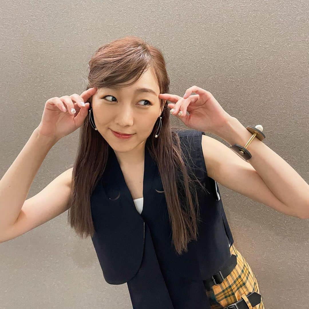 須田亜香里さんのインスタグラム写真 - (須田亜香里Instagram)「秋ファッションって可愛いね🤎 オシャレを楽しみたくてあまりやらない斜め前髪アレンジにも挑戦してみたよ。あり☺️？  いよいよ10/3からMリーグ2022-23シーズン開幕ということで、スタジオが賑やかでした。 えなこちゃんのきつねのコスチュームが可愛くて…耳可愛かった🦊  そして、萩原聖人さんも開幕直前なのにゲストで来てくださいました！ 師匠は年内は試合だけでなく舞台にも並行して取り組まれるそうで…麻雀プロの師匠も俳優としての師匠もどちらもミーコは応援しています💪✨  #熱闘mリーグ #須田亜香里衣装 #秋ファッション #前髪アレンジ #mリーグ #打姫オバカミーコ」10月3日 14時25分 - akarisuda