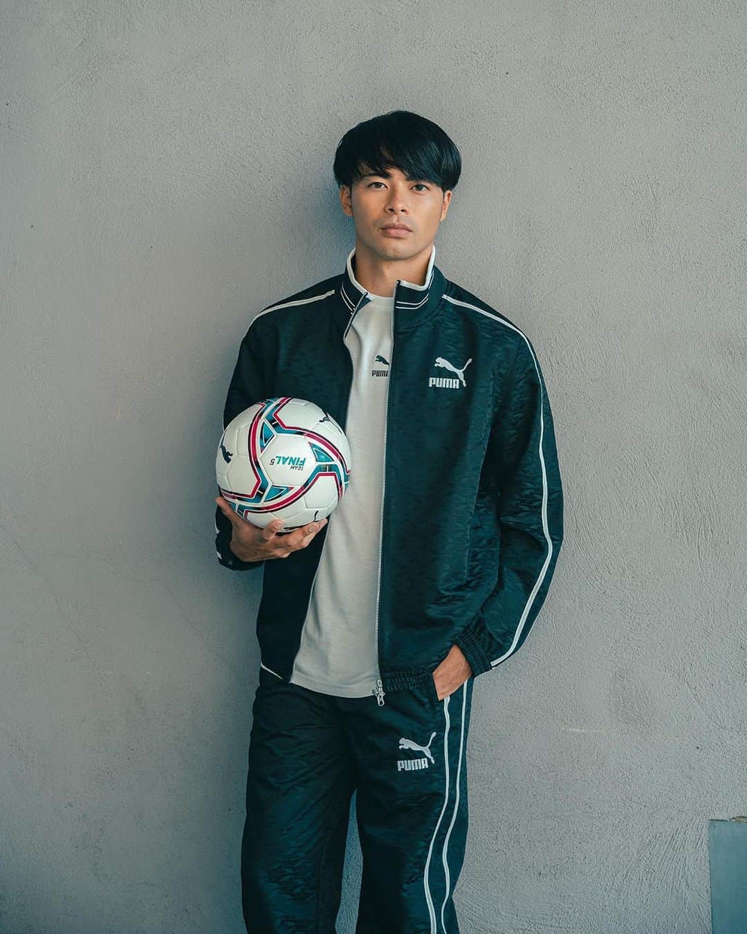 三笘薫さんのインスタグラム写真 - (三笘薫Instagram)「三笘薫選手 (@kaoru.m.0520) が着用する “PLAYERS LOUNGE”  70年代のサッカーウェアにインスピレーションを受け、アーカイブを意識しながら、職人的な高いクオリティを感じさせる一着。  フォームストリップが重なるように施された刺繍が、ラグジュアリーな雰囲気を醸す。  ⚽️ プレゼントキャンペーン⚽️ この投稿をいいねして @pumajapan をフォローしてくれた人の中から1名様に、 三笘選手が着用するアパレルと、サイン入りサッカーボールをプレゼント🎁   応募期間は本日より10/9まで   ご当選の方には @pumajapan から後日DMにてお知らせします。  #プーマグラム #三笘薫​」10月3日 17時04分 - kaoru.m.0520