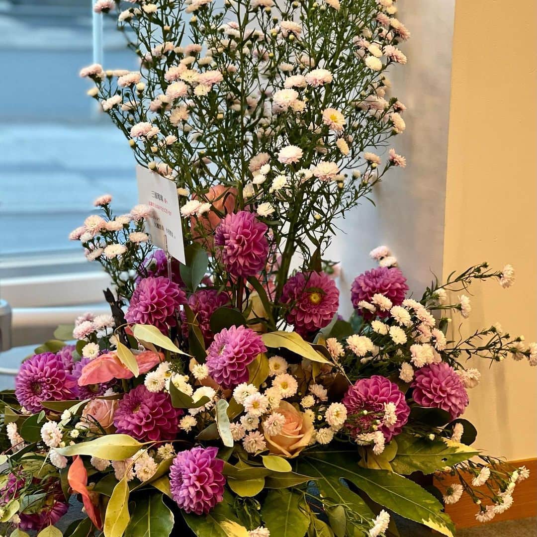 三浦瑠麗さんのインスタグラム写真 - (三浦瑠麗Instagram)「誕生日のお花をいただきまして、オフィスが芳しい香りにつつまれています。 ありがとうございました。42歳も自由にぼちぼち頑張ります。」10月3日 17時28分 - lullymiura