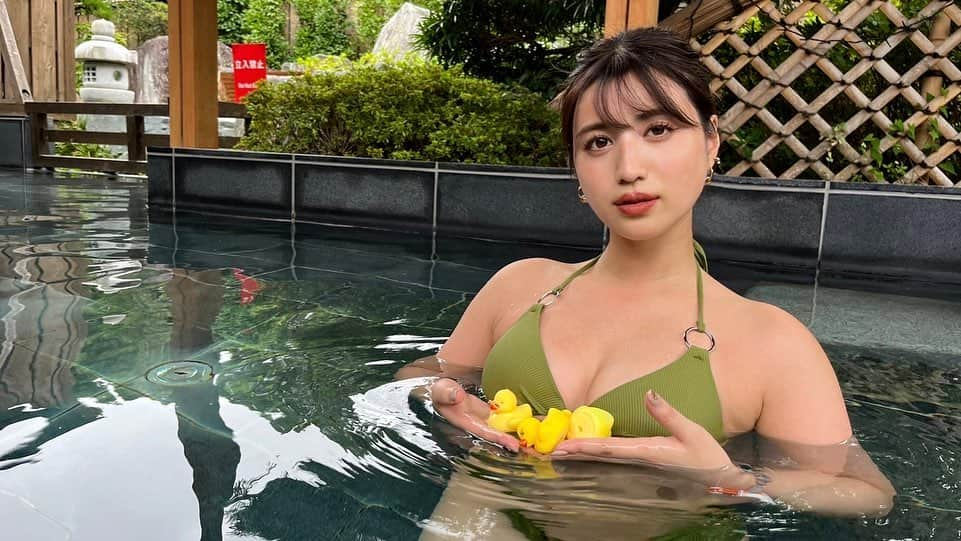 御子柴かなさんのインスタグラム写真 - (御子柴かなInstagram)「アヒル🐤と温泉♨️」10月3日 18時25分 - kanakana2510