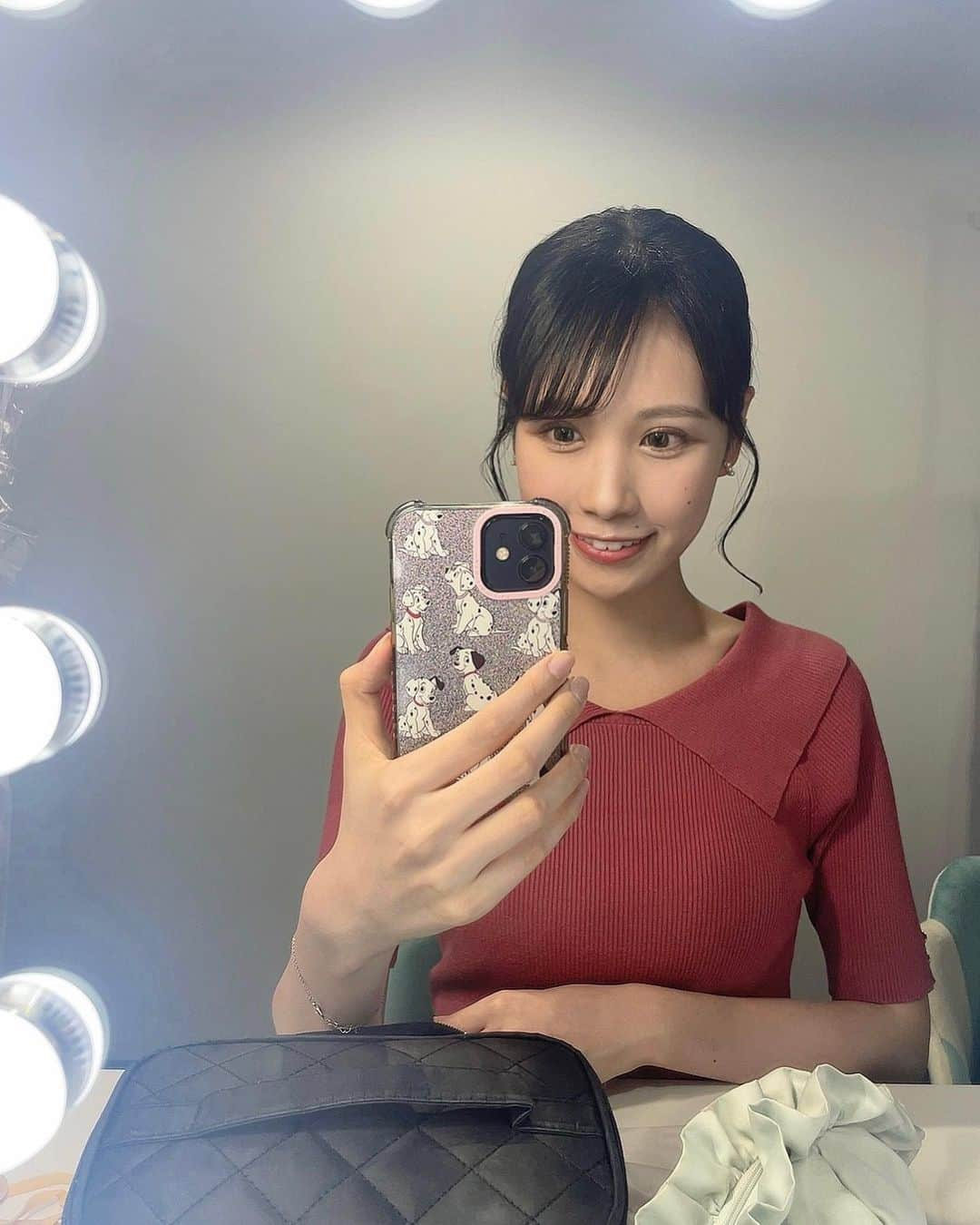 戸北美月さんのインスタグラム写真 - (戸北美月Instagram)「. 鏡越しに撮った写真🤳  鏡のライトがいい感じに 照らしてくれています😚💡  #準備中#鏡越し」10月3日 19時27分 - mizuki_tokita