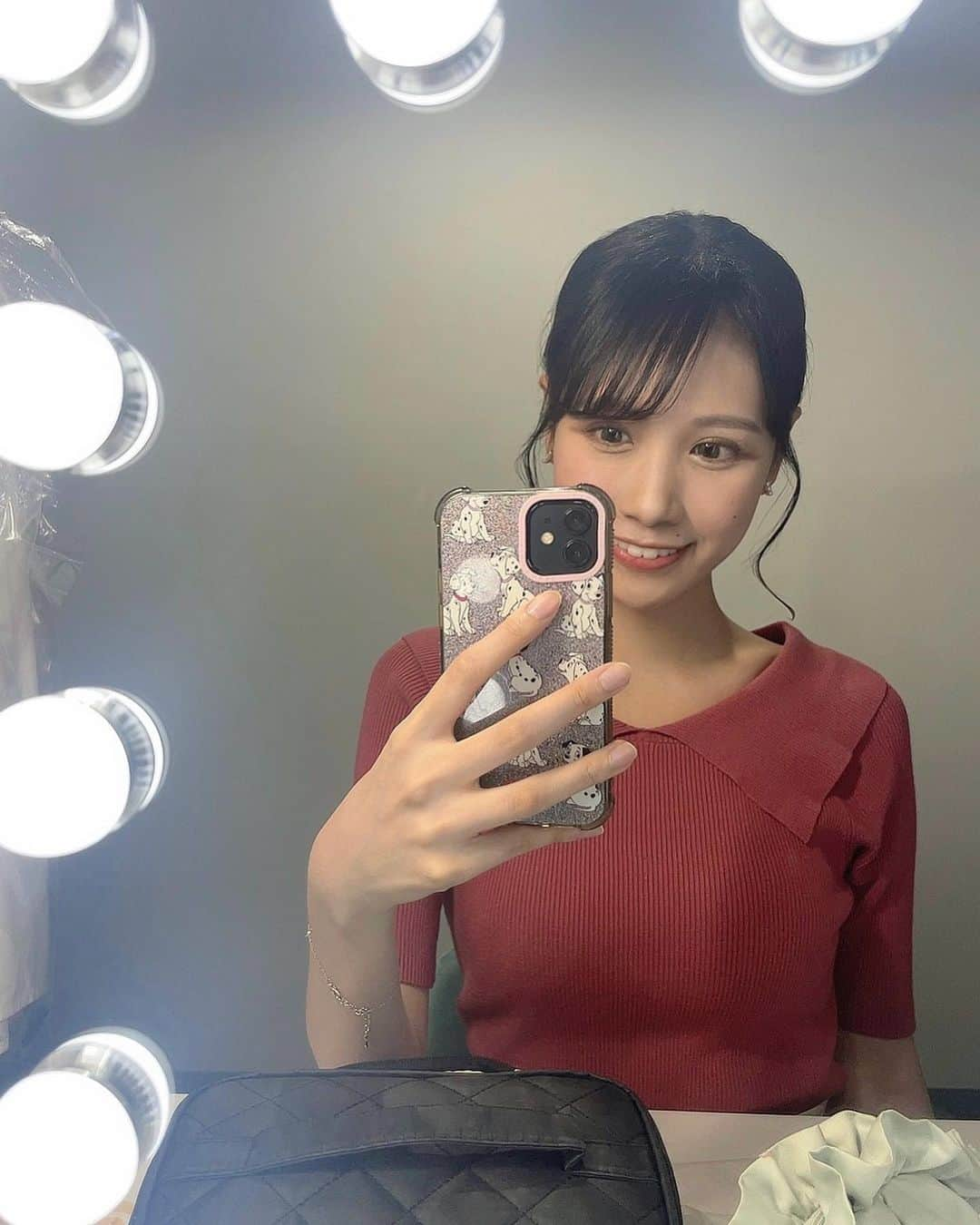 戸北美月さんのインスタグラム写真 - (戸北美月Instagram)「. 鏡越しに撮った写真🤳  鏡のライトがいい感じに 照らしてくれています😚💡  #準備中#鏡越し」10月3日 19時27分 - mizuki_tokita