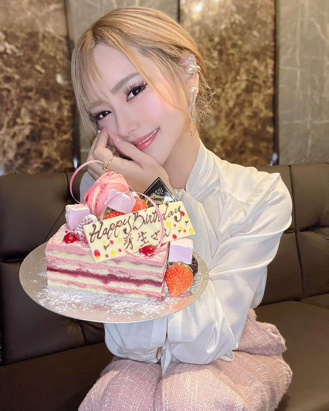 葉月芽生さんのインスタグラム写真 - (葉月芽生Instagram)「.  私ごとですが、 しれっとお誕生日を迎えておりました- ̗̀ 🎂 ̖́-  キャバ嬢を卒業して2回目のお誕生日ですが、 覚えて頂けてるだけでも嬉しいのに LINEやDMでもたくさんメッセージも頂き、 お祝いして頂けて幸せの極みです😭😭💖💕💕 本当にありがとうございました👏🏻 ̖́-  また新たに今月報告もあるので投稿します‼️  ステップアップした芽生もよろしくお願いします☺️🌹🤍  #my  #birthday  #happy  #love  #929」10月3日 19時27分 - mei_hazuki