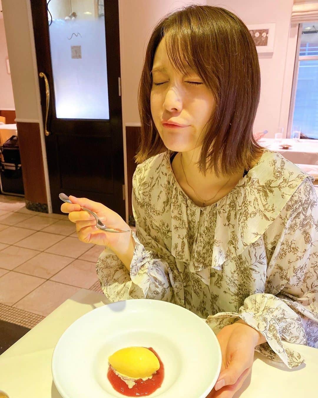 中村ゆりかさんのインスタグラム写真 - (中村ゆりかInstagram)「きのこのお店。専門店かな。 美味しいご飯とまったりなお喋り。幸せですね👼 ありがとう🌙  あ、TikTokデビューしたばかりなの、良かったら覗いてみてね？  #きのこ #ご飯 #お友達 @lurejewelryofficial」10月3日 20時39分 - yurikanakamura_official