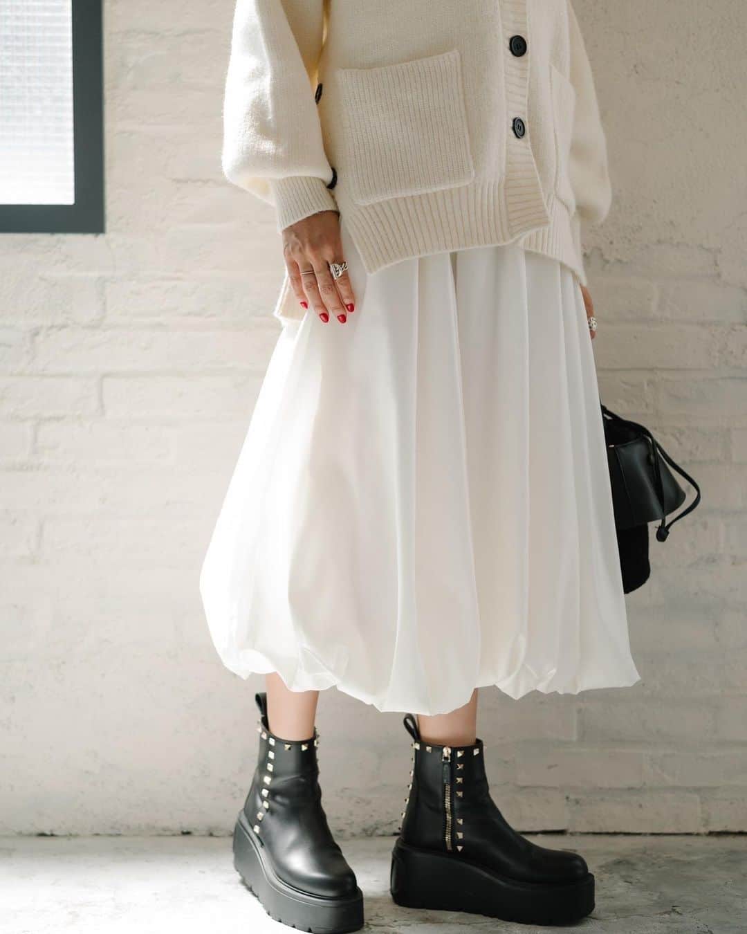 松本亜希さんのインスタグラム写真 - (松本亜希Instagram)「・ 明日10/4(火)バルーンスカートが発売されます。  最後はホワイト♡ ホワイトももちろん使いやすいです✨👍 年中いけるお生地なので、ホワイトは春夏にサンダル合わせもとてもオススメです♬ 今回のバルーンスカート、先日発売致しましたカーデやコートとの相性もバッチリですので是非チェックしてみてください。  今回の販売方法についてですが、 1️⃣13時〜と2️⃣20時〜の2部制にて発売となります。 今回は即納でお届け可能です👍 2部は20時スタートが可能になりましたので、変更しております✨お間違いのないようにお願い致します。  そして、お昼12時頃からは @verofonna アカウントにて毎回恒例のinstaLIVEも配信させていただきます。 拘りポイントや素材感などしっかりお見せできたらなと思っています。  @verofonna  #akiron_verofonna __________________________ #ootd #coordinate #コーディネート #outfit #fashion #ファッション #コーデ #ママコーデ #バルーンスカート」10月3日 20時48分 - m_akiron