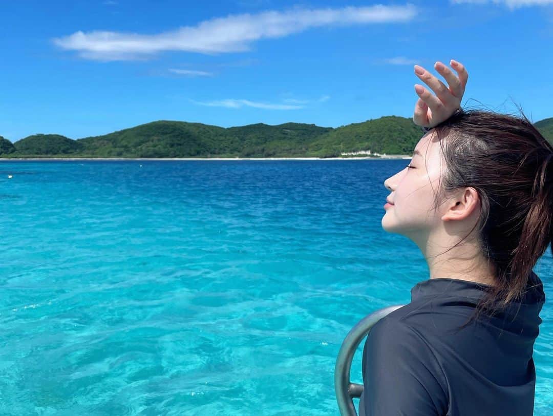 南りほさんのインスタグラム写真 - (南りほInstagram)「座間味島行った時の💙🐬  今回は焼けたくなくてラッシュガードで過ごしたし、水着は1回も着てないです 化粧もしたの1回？だけ😂  日焼け止め何回も塗りなおしながら紫外線対策バッチリにしたから今回は肌ダメージもなく全然焼けてない気がする🫶🏻  swipeして４枚目からも見てみてね✍🏻  海亀🐢さんに会えた😍ニモにも会えた😍  泳げなさすぎてライフジャケットなしじゃ無理でめちゃくちゃ手がダサいけど😂  海が大好きになった🐢🐠」10月3日 21時12分 - minami.riho