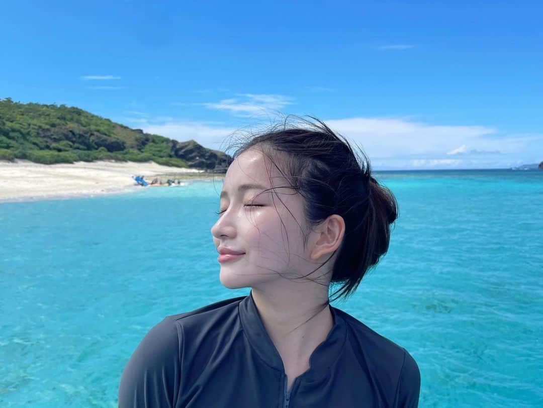 南りほさんのインスタグラム写真 - (南りほInstagram)「座間味島行った時の💙🐬  今回は焼けたくなくてラッシュガードで過ごしたし、水着は1回も着てないです 化粧もしたの1回？だけ😂  日焼け止め何回も塗りなおしながら紫外線対策バッチリにしたから今回は肌ダメージもなく全然焼けてない気がする🫶🏻  swipeして４枚目からも見てみてね✍🏻  海亀🐢さんに会えた😍ニモにも会えた😍  泳げなさすぎてライフジャケットなしじゃ無理でめちゃくちゃ手がダサいけど😂  海が大好きになった🐢🐠」10月3日 21時12分 - minami.riho