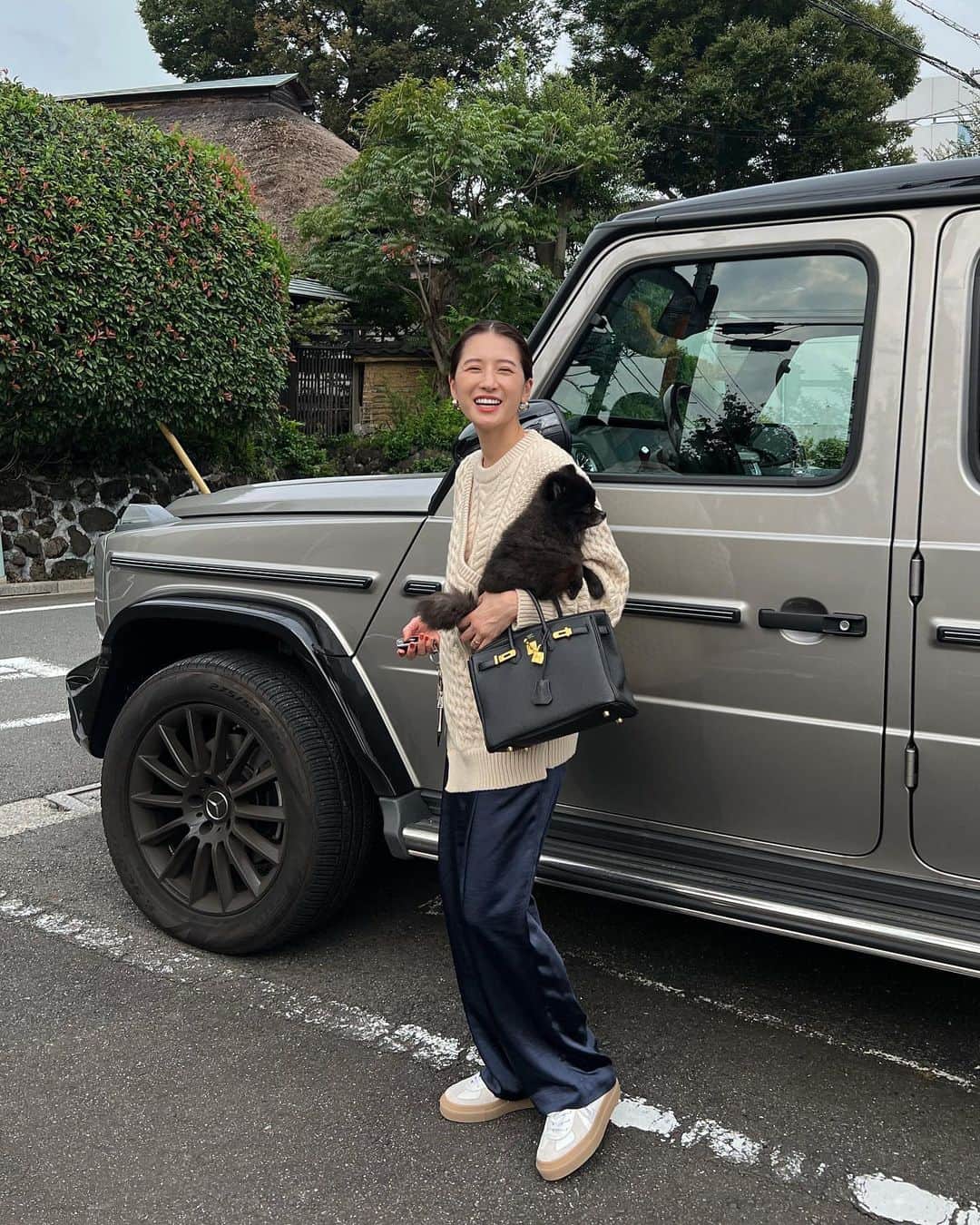 松本恵奈さんのインスタグラム写真 - (松本恵奈Instagram)「こんばんは。今日は珍しくたかしの車でスタジオに行って来ました。 ゲレンデ久しぶりに運転しました⚪️今日はそのまま撮影だったので明日発売のケーブルニットを着ていったよ😊クマ抱っこしてるからあんまり服見えてないけどすごく可愛いので是非、checkしてみてね♡ #私服 #clane」10月3日 22時18分 - ena1123