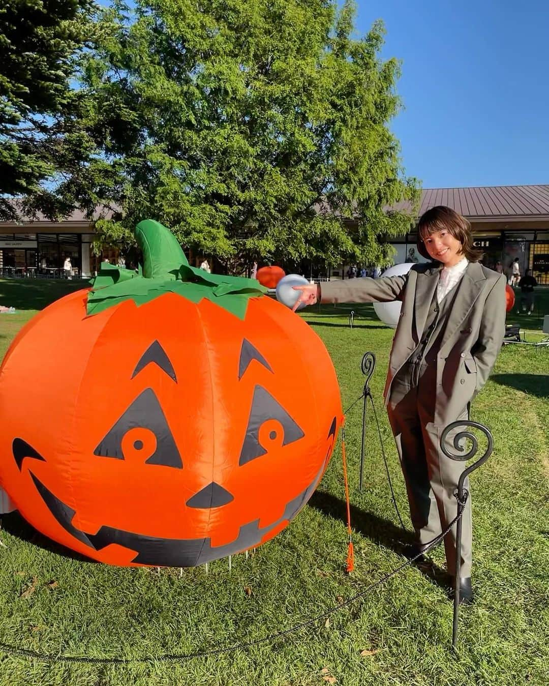 樺澤まどかさんのインスタグラム写真 - (樺澤まどかInstagram)「結婚式コーデ🎃  結婚式は毎回これ着てます。 制服のようなものです。  ヒールの高いブーツを履いて行きました。  この写真を撮ってる時はまだ足は余裕でしたが、 式場から二次会の会場まで結構歩いてめちゃくちゃ足が痛くなりました。  もう我慢できないほど痛すぎて 二次会会場にいる時はずっとブーツを脱いで靴下で過ごしてました。  帰りに流石に屋外だし頑張ってブーツ履こうと思ったけど 履いて歩いた瞬間激痛が走って 無理すぎて脱いで靴下で帰りました。  今後はぺったんこ靴を持っていこうと心に誓いました🥲  撮影は大学の後輩で 当時から私を全肯定してくれる 自己肯定感爆上げbotこと優し面白可愛いYATABEです。  #樺澤まどか  #結婚式 #結婚式コーデ #つなぎ #ウルフ #ウルフカット #ウルフカット女子  #秋 #autumn #autumnfashion #autumnnail #ヒール #激痛 #ぺったんこ靴 #ぺったんこ靴しか勝たん」10月4日 0時42分 - kabasawa_madoka