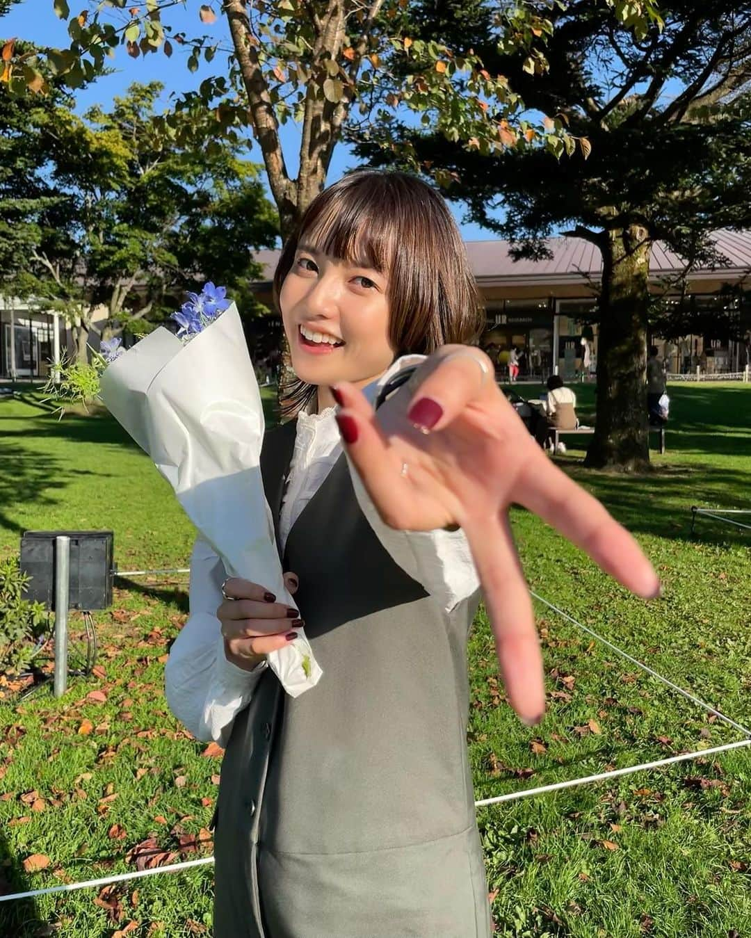 樺澤まどかさんのインスタグラム写真 - (樺澤まどかInstagram)「結婚式コーデ🎃  結婚式は毎回これ着てます。 制服のようなものです。  ヒールの高いブーツを履いて行きました。  この写真を撮ってる時はまだ足は余裕でしたが、 式場から二次会の会場まで結構歩いてめちゃくちゃ足が痛くなりました。  もう我慢できないほど痛すぎて 二次会会場にいる時はずっとブーツを脱いで靴下で過ごしてました。  帰りに流石に屋外だし頑張ってブーツ履こうと思ったけど 履いて歩いた瞬間激痛が走って 無理すぎて脱いで靴下で帰りました。  今後はぺったんこ靴を持っていこうと心に誓いました🥲  撮影は大学の後輩で 当時から私を全肯定してくれる 自己肯定感爆上げbotこと優し面白可愛いYATABEです。  #樺澤まどか  #結婚式 #結婚式コーデ #つなぎ #ウルフ #ウルフカット #ウルフカット女子  #秋 #autumn #autumnfashion #autumnnail #ヒール #激痛 #ぺったんこ靴 #ぺったんこ靴しか勝たん」10月4日 0時42分 - kabasawa_madoka