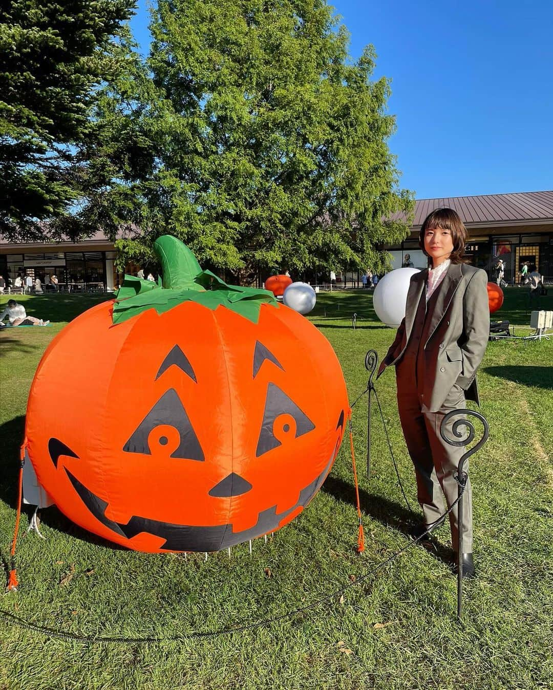 樺澤まどかさんのインスタグラム写真 - (樺澤まどかInstagram)「結婚式コーデ🎃  結婚式は毎回これ着てます。 制服のようなものです。  ヒールの高いブーツを履いて行きました。  この写真を撮ってる時はまだ足は余裕でしたが、 式場から二次会の会場まで結構歩いてめちゃくちゃ足が痛くなりました。  もう我慢できないほど痛すぎて 二次会会場にいる時はずっとブーツを脱いで靴下で過ごしてました。  帰りに流石に屋外だし頑張ってブーツ履こうと思ったけど 履いて歩いた瞬間激痛が走って 無理すぎて脱いで靴下で帰りました。  今後はぺったんこ靴を持っていこうと心に誓いました🥲  撮影は大学の後輩で 当時から私を全肯定してくれる 自己肯定感爆上げbotこと優し面白可愛いYATABEです。  #樺澤まどか  #結婚式 #結婚式コーデ #つなぎ #ウルフ #ウルフカット #ウルフカット女子  #秋 #autumn #autumnfashion #autumnnail #ヒール #激痛 #ぺったんこ靴 #ぺったんこ靴しか勝たん」10月4日 0時42分 - kabasawa_madoka