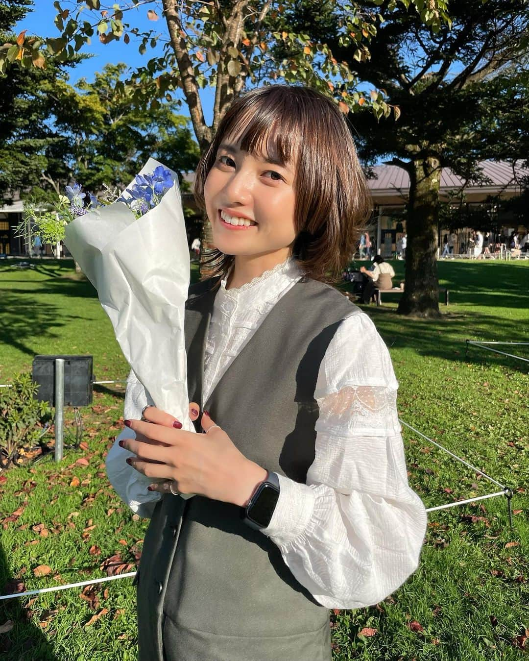 樺澤まどかさんのインスタグラム写真 - (樺澤まどかInstagram)「結婚式コーデ🎃  結婚式は毎回これ着てます。 制服のようなものです。  ヒールの高いブーツを履いて行きました。  この写真を撮ってる時はまだ足は余裕でしたが、 式場から二次会の会場まで結構歩いてめちゃくちゃ足が痛くなりました。  もう我慢できないほど痛すぎて 二次会会場にいる時はずっとブーツを脱いで靴下で過ごしてました。  帰りに流石に屋外だし頑張ってブーツ履こうと思ったけど 履いて歩いた瞬間激痛が走って 無理すぎて脱いで靴下で帰りました。  今後はぺったんこ靴を持っていこうと心に誓いました🥲  撮影は大学の後輩で 当時から私を全肯定してくれる 自己肯定感爆上げbotこと優し面白可愛いYATABEです。  #樺澤まどか  #結婚式 #結婚式コーデ #つなぎ #ウルフ #ウルフカット #ウルフカット女子  #秋 #autumn #autumnfashion #autumnnail #ヒール #激痛 #ぺったんこ靴 #ぺったんこ靴しか勝たん」10月4日 0時42分 - kabasawa_madoka