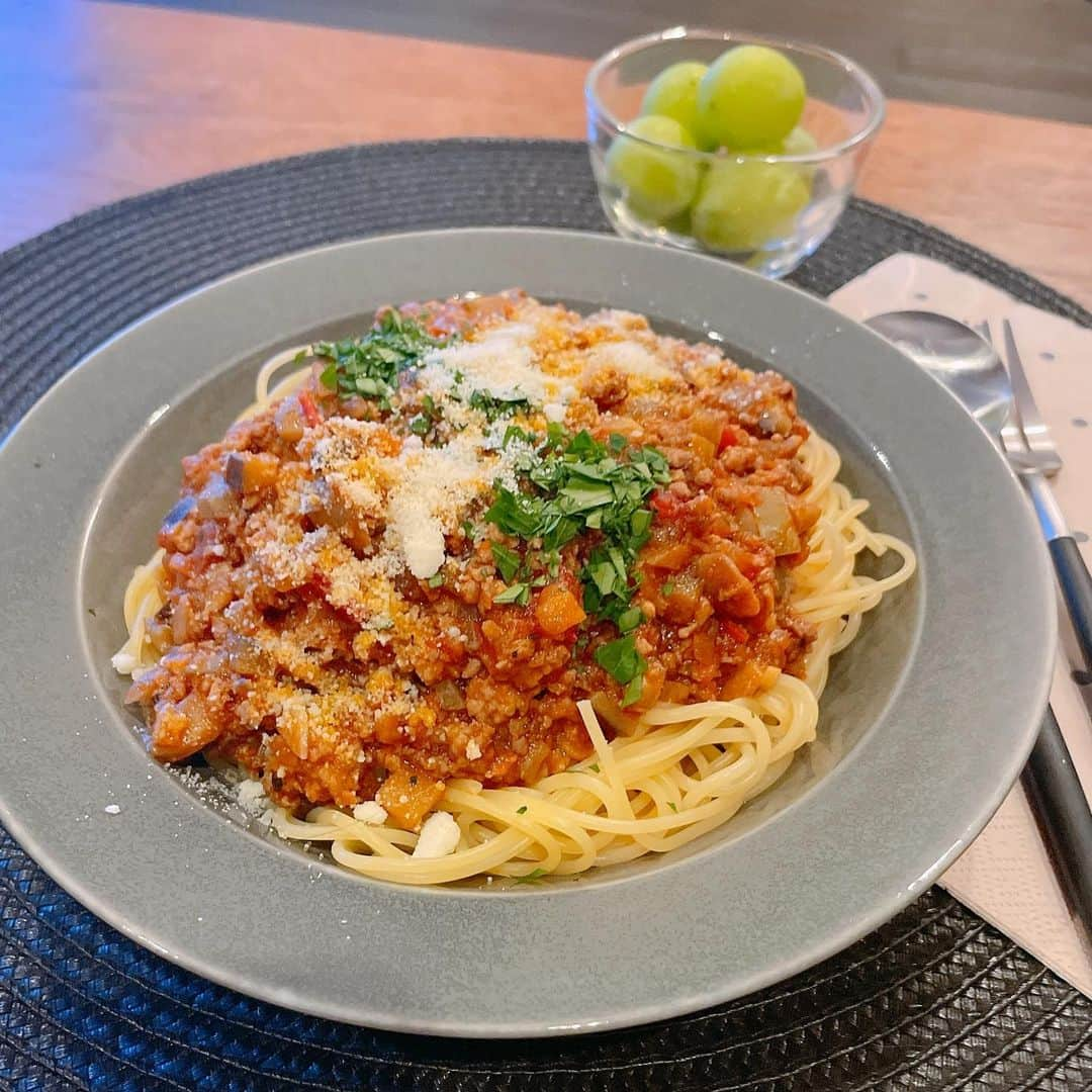 葉月里緒奈さんのインスタグラム写真 - (葉月里緒奈Instagram)「マッシュルームと茄子たっぷりのスパゲティミートソース。 これ好きだわ〜。 #おうちごはん #夕ご飯#パスタ#スパゲティミートソース #ミートソース#ミートソースパスタ#赤味噌とバターでコク増し #サラダの代わりにフルーツ #シャインマスカット#rionahazuki」10月4日 11時35分 - riona_hazuki