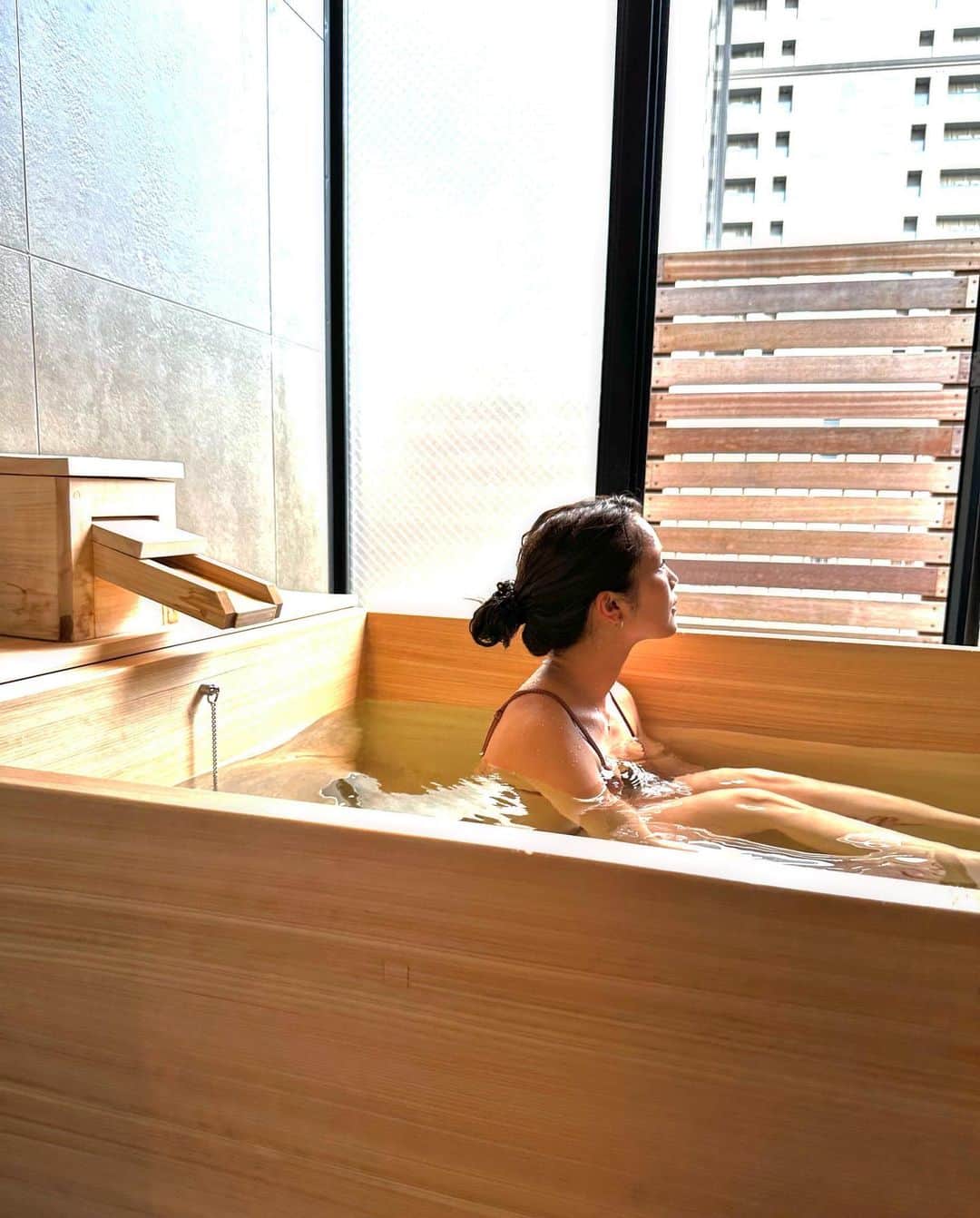 沢辺りおんさんのインスタグラム写真 - (沢辺りおんInstagram)「先日赤坂にあるプライベートサウナ @_saunatiger_ にお邪魔してきました。  ペントハウスの方に行ったよ♨️  身体をあっためれるひのき風呂があり 水風呂はうちと外に２つ。  サウナ室ではサウナストーンに アロマ水をかけて更に熱くして 香りも楽しめました！  私は外の水風呂で1分入浴して 外にあるベットで外気浴。。。  中の雰囲気は9枚目の動画見てみてね 🎥 @mariyagi_san   アメニティも充実していて ドライヤーは勿論のこと、 女の子には嬉しいヘアアイロンもコテも置いてありました！🌸  終わった後は一階のラウンジで 飲食が無料で出来るとの事で ルイボスティーと5種のチーズを使ったパスタを頂きました🍝  あんまりにも良すぎちゃった！ 女子会やお誕生日、記念日におススメ！！  贅沢な時間でした💭💭💭  #サウナ #sauna #赤阪 #赤坂サウナ #サウナタイガー  #saunatiger  #ペントハウス」10月4日 14時25分 - rionsawabe
