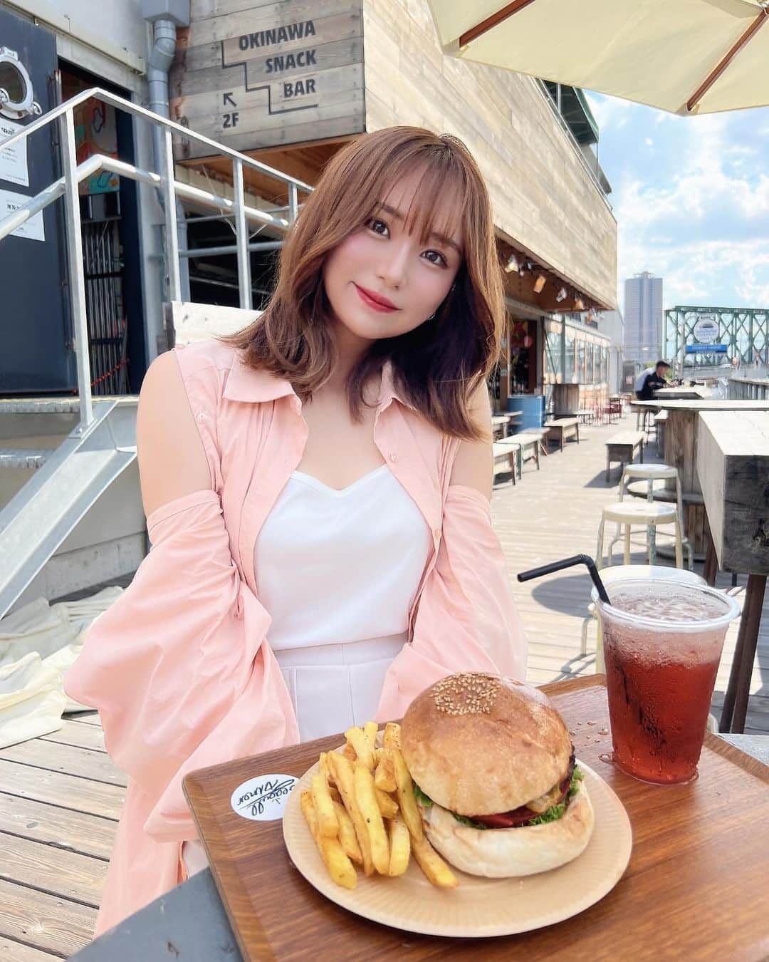 美女美容事情さんのインスタグラム写真 - (美女美容事情Instagram)「《ハンバーガーと美女💖🍔》 *⁠ 今回ご紹介させて頂きますのは!!👀❤︎⁠⠀ あゆちぃさん< @ayu_chii__ >の素敵なお写真📸⁠⠀⁠⠀⁠⠀⁠ *⁠⠀⁠⠀⁠⠀⁠⠀ 美味しそうなハンバーガーですね🍔🥤 こんな美女と一緒にテラスでお食事したいです😍 *⠀⁠⠀⁠⠀⁠⠀⁠⠀ あゆちぃさん< @ayu_chii__ > ⁠⠀⁠⠀⁠⠀⁠⠀ 素敵な投稿ありがとうございました🍿📸✨ *⠀⁠⠀⁠⠀⁠⠀⁠⠀ あゆちぃさんのアカウントには他にも素晴らしい投稿が沢山ありますので是非覗いてみてくださいね💁‍♀️💙⁠⠀⁠⠀⁠⠀⁠⠀ *⠀⁠⠀⁠⠀⁠⠀⁠⠀ △▼△▼△▼△▼△▼△▼△▼△▼△▼ ⁠⠀⁠⠀⁠⠀ ❤🧡💛「美女美容事情」💚💙💜⠀⠀⠀⠀⠀⠀⠀⠀⠀⠀⠀⠀⠀⠀⁠⠀⁠⠀⁠⠀⁠⠀⁠⠀ 👇掲載ご希望の方は👇⠀⠀⠀⠀⠀⠀⠀⠀⠀⠀⠀⠀⠀⠀⠀⁠⠀⁠⠀⁠⠀⁠⠀⁠⠀ @b_b_j.jタグ付けと🖤 #ビジョビ ⁠⠀ 🖤タグ付けお願いします✨⠀⠀⠀⠀⠀⠀⠀⠀⠀⠀⠀⠀⠀⠀⠀⁠⠀⁠⠀⁠⠀⁠⠀⁠⠀ △▼△▼△▼△▼△▼△▼△▼△▼△▼ ⁠⠀⁠ #タグボート大正 #taguboat #ハンバーガー巡り  #ミディアム #雰囲気 #chico #ファッション」10月4日 16時59分 - b_b_j.j