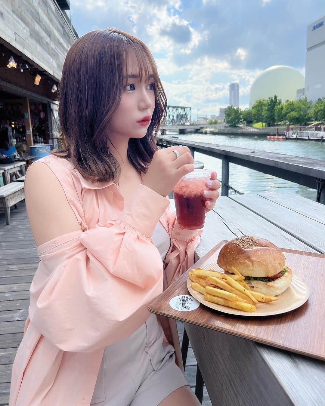 美女美容事情さんのインスタグラム写真 - (美女美容事情Instagram)「《ハンバーガーと美女💖🍔》 *⁠ 今回ご紹介させて頂きますのは!!👀❤︎⁠⠀ あゆちぃさん< @ayu_chii__ >の素敵なお写真📸⁠⠀⁠⠀⁠⠀⁠ *⁠⠀⁠⠀⁠⠀⁠⠀ 美味しそうなハンバーガーですね🍔🥤 こんな美女と一緒にテラスでお食事したいです😍 *⠀⁠⠀⁠⠀⁠⠀⁠⠀ あゆちぃさん< @ayu_chii__ > ⁠⠀⁠⠀⁠⠀⁠⠀ 素敵な投稿ありがとうございました🍿📸✨ *⠀⁠⠀⁠⠀⁠⠀⁠⠀ あゆちぃさんのアカウントには他にも素晴らしい投稿が沢山ありますので是非覗いてみてくださいね💁‍♀️💙⁠⠀⁠⠀⁠⠀⁠⠀ *⠀⁠⠀⁠⠀⁠⠀⁠⠀ △▼△▼△▼△▼△▼△▼△▼△▼△▼ ⁠⠀⁠⠀⁠⠀ ❤🧡💛「美女美容事情」💚💙💜⠀⠀⠀⠀⠀⠀⠀⠀⠀⠀⠀⠀⠀⠀⁠⠀⁠⠀⁠⠀⁠⠀⁠⠀ 👇掲載ご希望の方は👇⠀⠀⠀⠀⠀⠀⠀⠀⠀⠀⠀⠀⠀⠀⠀⁠⠀⁠⠀⁠⠀⁠⠀⁠⠀ @b_b_j.jタグ付けと🖤 #ビジョビ ⁠⠀ 🖤タグ付けお願いします✨⠀⠀⠀⠀⠀⠀⠀⠀⠀⠀⠀⠀⠀⠀⠀⁠⠀⁠⠀⁠⠀⁠⠀⁠⠀ △▼△▼△▼△▼△▼△▼△▼△▼△▼ ⁠⠀⁠ #タグボート大正 #taguboat #ハンバーガー巡り  #ミディアム #雰囲気 #chico #ファッション」10月4日 16時59分 - b_b_j.j