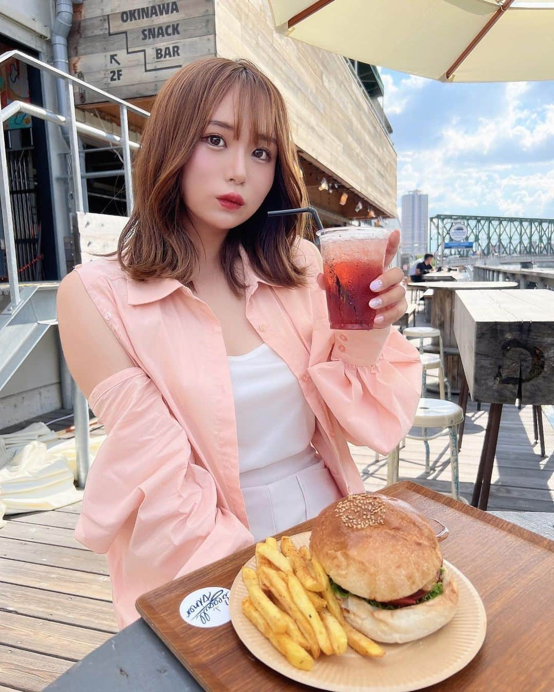 美女美容事情さんのインスタグラム写真 - (美女美容事情Instagram)「《ハンバーガーと美女💖🍔》 *⁠ 今回ご紹介させて頂きますのは!!👀❤︎⁠⠀ あゆちぃさん< @ayu_chii__ >の素敵なお写真📸⁠⠀⁠⠀⁠⠀⁠ *⁠⠀⁠⠀⁠⠀⁠⠀ 美味しそうなハンバーガーですね🍔🥤 こんな美女と一緒にテラスでお食事したいです😍 *⠀⁠⠀⁠⠀⁠⠀⁠⠀ あゆちぃさん< @ayu_chii__ > ⁠⠀⁠⠀⁠⠀⁠⠀ 素敵な投稿ありがとうございました🍿📸✨ *⠀⁠⠀⁠⠀⁠⠀⁠⠀ あゆちぃさんのアカウントには他にも素晴らしい投稿が沢山ありますので是非覗いてみてくださいね💁‍♀️💙⁠⠀⁠⠀⁠⠀⁠⠀ *⠀⁠⠀⁠⠀⁠⠀⁠⠀ △▼△▼△▼△▼△▼△▼△▼△▼△▼ ⁠⠀⁠⠀⁠⠀ ❤🧡💛「美女美容事情」💚💙💜⠀⠀⠀⠀⠀⠀⠀⠀⠀⠀⠀⠀⠀⠀⁠⠀⁠⠀⁠⠀⁠⠀⁠⠀ 👇掲載ご希望の方は👇⠀⠀⠀⠀⠀⠀⠀⠀⠀⠀⠀⠀⠀⠀⠀⁠⠀⁠⠀⁠⠀⁠⠀⁠⠀ @b_b_j.jタグ付けと🖤 #ビジョビ ⁠⠀ 🖤タグ付けお願いします✨⠀⠀⠀⠀⠀⠀⠀⠀⠀⠀⠀⠀⠀⠀⠀⁠⠀⁠⠀⁠⠀⁠⠀⁠⠀ △▼△▼△▼△▼△▼△▼△▼△▼△▼ ⁠⠀⁠ #タグボート大正 #taguboat #ハンバーガー巡り  #ミディアム #雰囲気 #chico #ファッション」10月4日 16時59分 - b_b_j.j