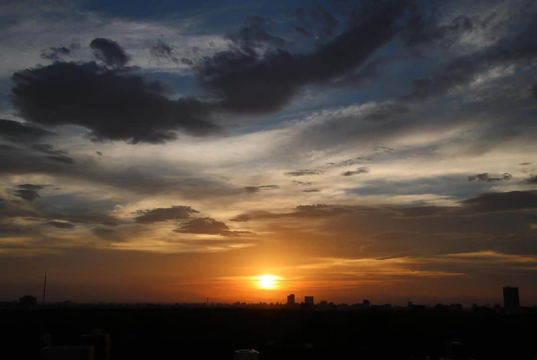 坂元美香さんのインスタグラム写真 - (坂元美香Instagram)「風の強い日は雲が綺麗ね。  today's sunset 2022/10/04  #sunsetphotobymikasakamoto  #sunset #夕陽 #夕日 #黄昏時 #夕焼け  #やっぱり空が好き #イマソラ #tokyosky #CanonEOSKiss8i」10月4日 17時44分 - mika_saka