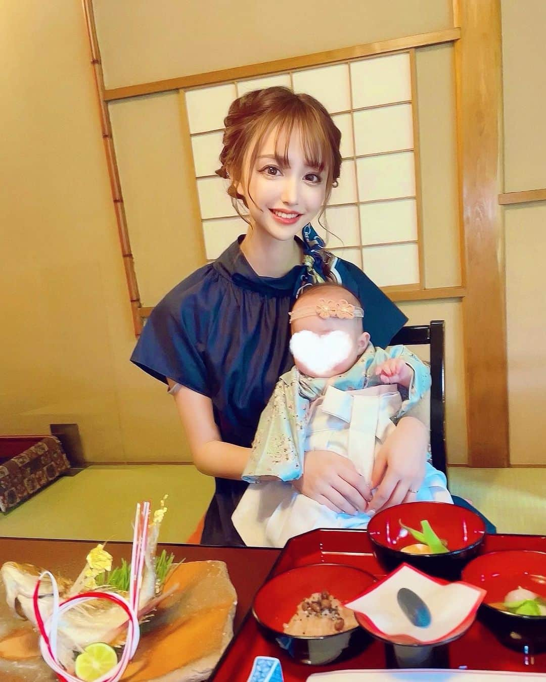 サキ吉さんのインスタグラム写真 - (サキ吉Instagram)「お宮参りの日、お食い初めも一緒にしてきました🥰❤️ お庭が綺麗なとうふ屋うかい芝で🗼🌳🍃 ． ベビ吉が着てるベビー袴は @tsukihana.official さんで💕 コメリナ袴を選んだよ👘✨ 上質だし可愛すぎて大満足…🫶 ． ． ベビ吉が一生食べることに困らぬよう、健やかに成長しますように👶🏻💕 ． ． ．  #新米ママ #女の子ママ #令和4年ベビー #女の子ベビー #赤ちゃんのいる暮らし #赤ちゃんのいる生活 #子育て #ママライフ #ママ垢さんと繋がりたい #ベビーグッズ  #0歳児ママ #0歳児 #0歳ベビー #出産報告 #妊活 #不妊治療 #不妊治療からの出産 #お食い初め #100日祝い  #百日祝い #とうふ屋うかい #とうふ屋うかい芝 #お食い初め膳  #お食い初めメニュー  #お食い初めコーデ  #ベビー袴」10月4日 19時01分 - sakikichi1201