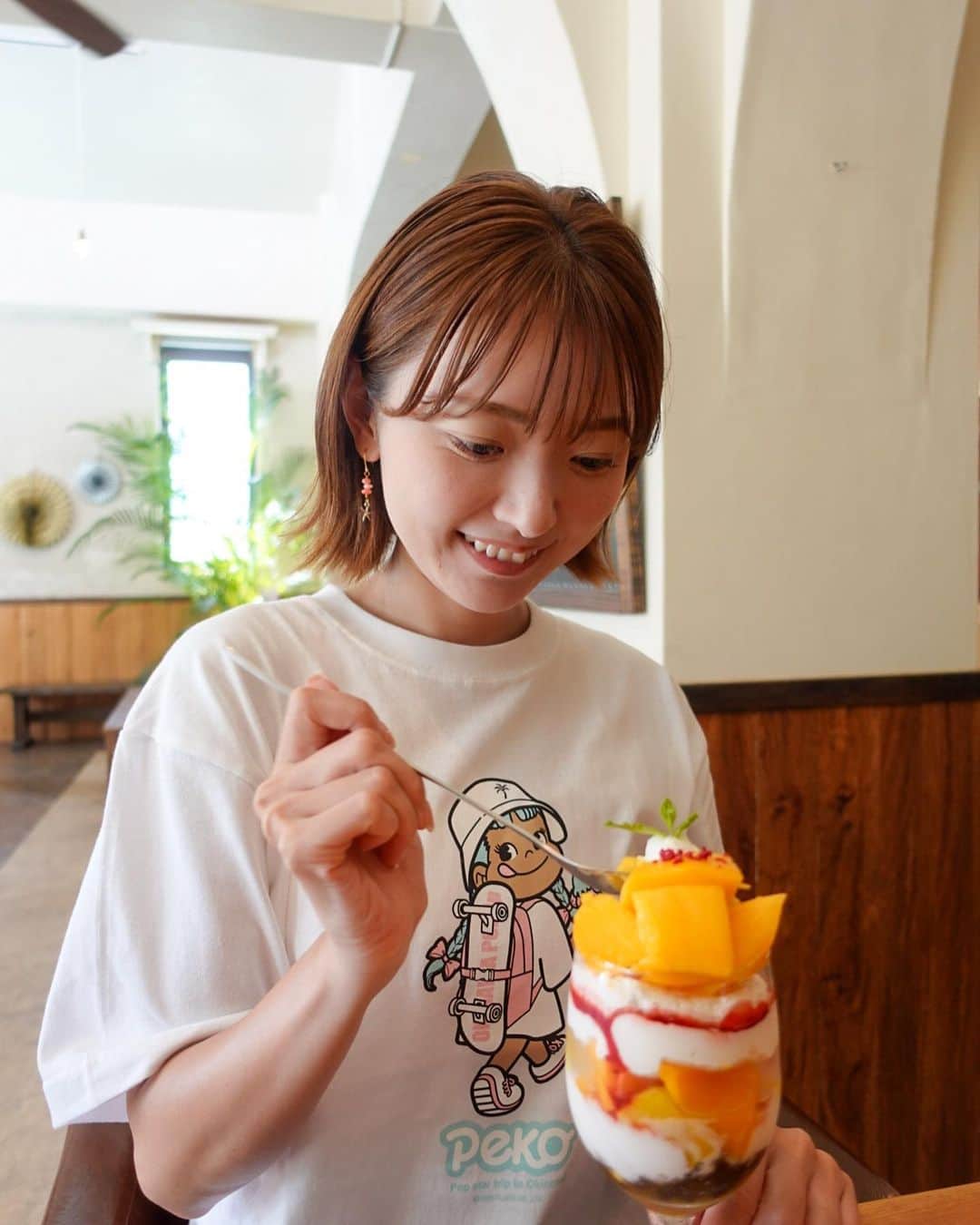 的場絢香さんのインスタグラム写真 - (的場絢香Instagram)「* ⁡ お気に入りのペコちゃんTシャツ着て 大好きなマンゴーパフェ食べてるわたし☺︎ ⁡ Tシャツは @okinawapop.jp の。 日焼けしたペコちゃんかわいい♡♡♡ ⁡  YouTubeにupしたヨロン旅見てくれました？𓈒𓏸 今週金曜日に後編upします！ みてね~𓆉♬ ⁡ _ _ _ #マトバ旅 #与論島 #鹿児島」10月4日 19時34分 - ayaka_matoba