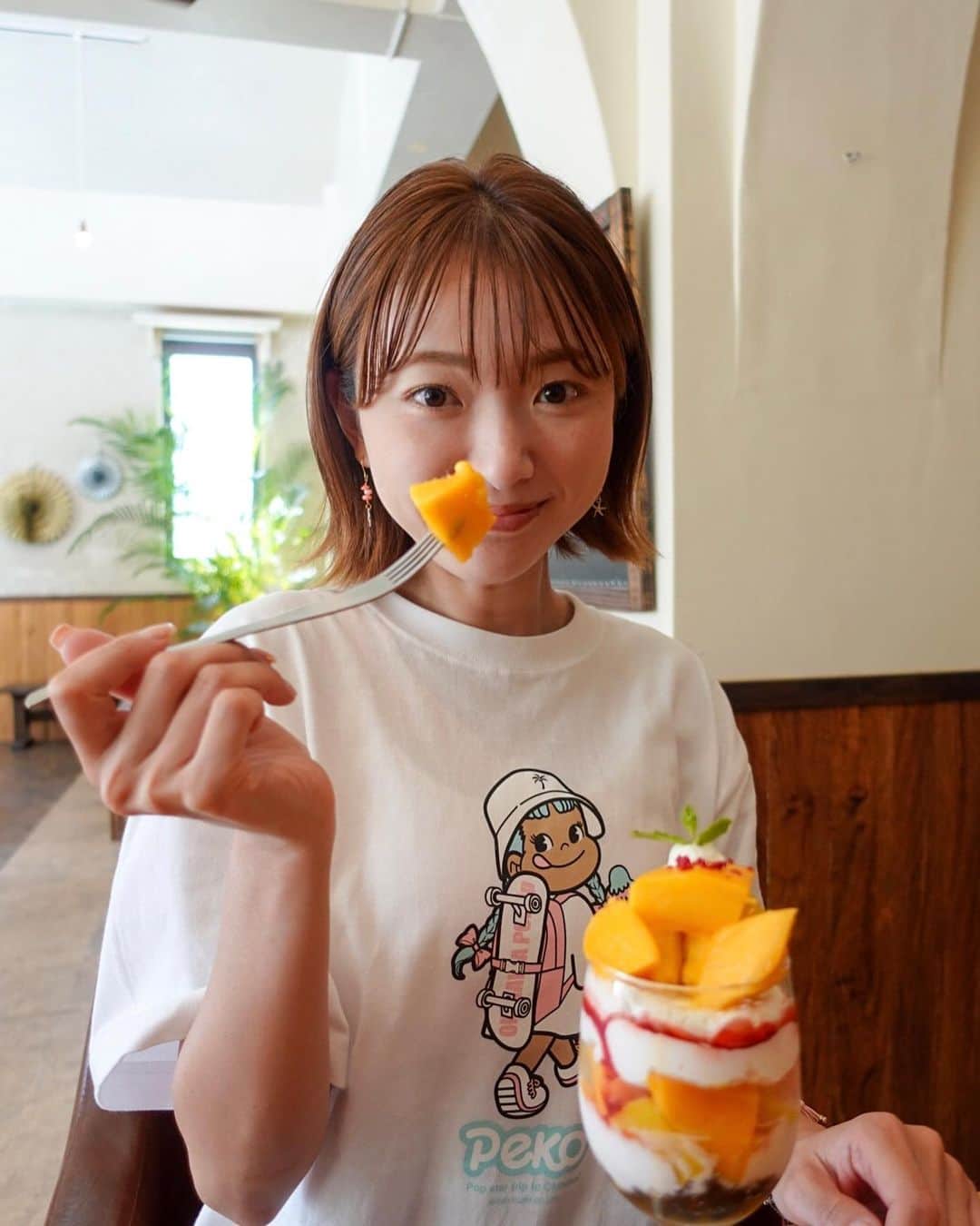 的場絢香さんのインスタグラム写真 - (的場絢香Instagram)「* ⁡ お気に入りのペコちゃんTシャツ着て 大好きなマンゴーパフェ食べてるわたし☺︎ ⁡ Tシャツは @okinawapop.jp の。 日焼けしたペコちゃんかわいい♡♡♡ ⁡  YouTubeにupしたヨロン旅見てくれました？𓈒𓏸 今週金曜日に後編upします！ みてね~𓆉♬ ⁡ _ _ _ #マトバ旅 #与論島 #鹿児島」10月4日 19時34分 - ayaka_matoba