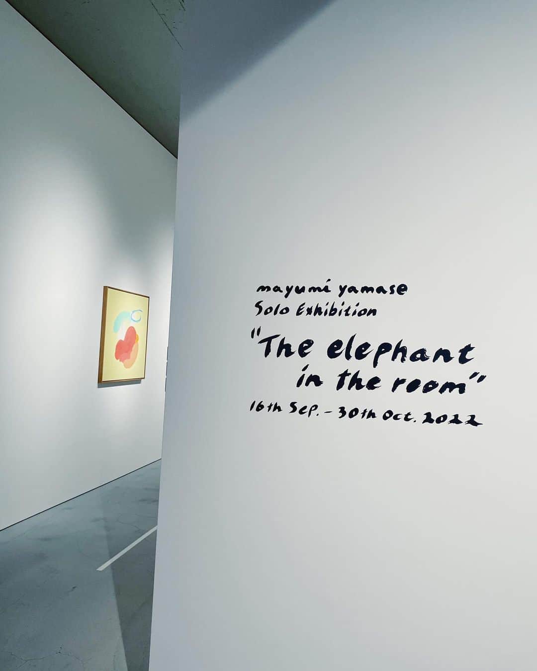 小島梨里杏さんのインスタグラム写真 - (小島梨里杏Instagram)「"The elephant in the room"  🐘🫀⛅️  はじめの挨拶から、私の、目には見えないけど確かにあるものを、まゆみさんによってたしかに動かされた不思議な感覚。  ただ自然と放ち、また触れて変わる空気の話。 余韻…で体内がたのしいです。  #山瀬まゆみ さん #個展 #theelephantintheroom」10月4日 19時40分 - r_riria