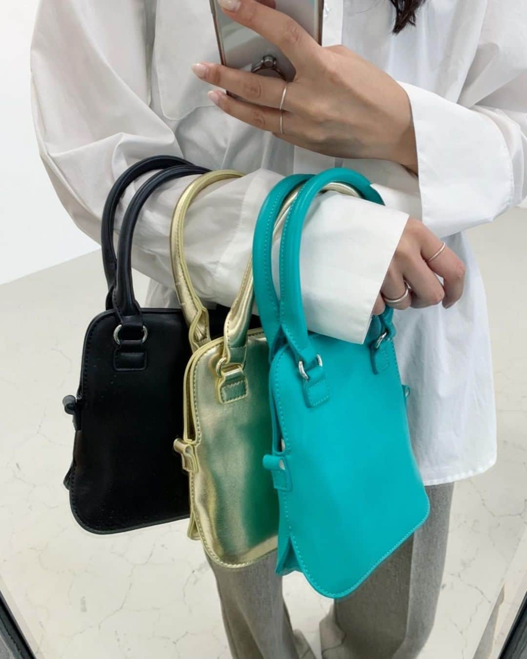 Shiho Sasakiさんのインスタグラム写真 - (Shiho SasakiInstagram)「今月発売のいちおしBag！ 毎日使えるサイズ感と あえてベーシックカラーは黒だけ。 っていうカラーリングにこだわりました🏅 コートの時期も持ちやすいように ハンドルはあえて長めにしてあるの😌  #MOUSSY#MOUSSYSNAP」10月4日 20時17分 - shihomurata0718