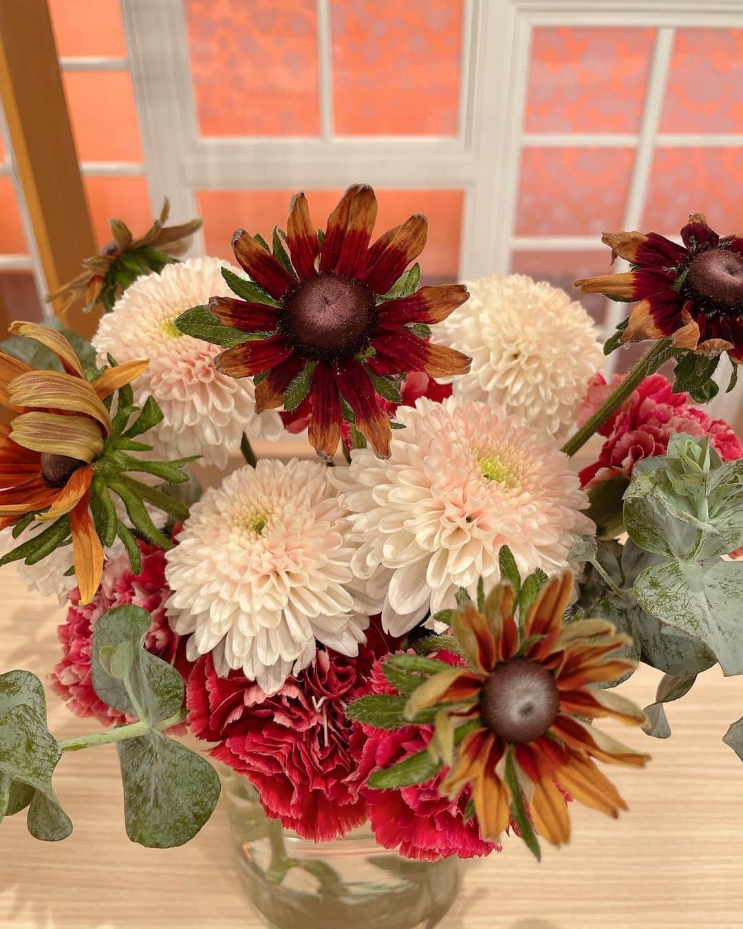 坂下千里子さんのインスタグラム写真 - (坂下千里子Instagram)「疲れていませんか？ 私は、なんだか疲れております。天気のせいかな？いや、テニスを3時間もしたからかな。。。😂 癒しのお花です。どうぞ♡ . . #ゲンキの時間 #スタジオ #お花　#flowers #とっても #可愛い #beautiful #美しい #花」10月4日 20時29分 - chiriko_sakashita_official