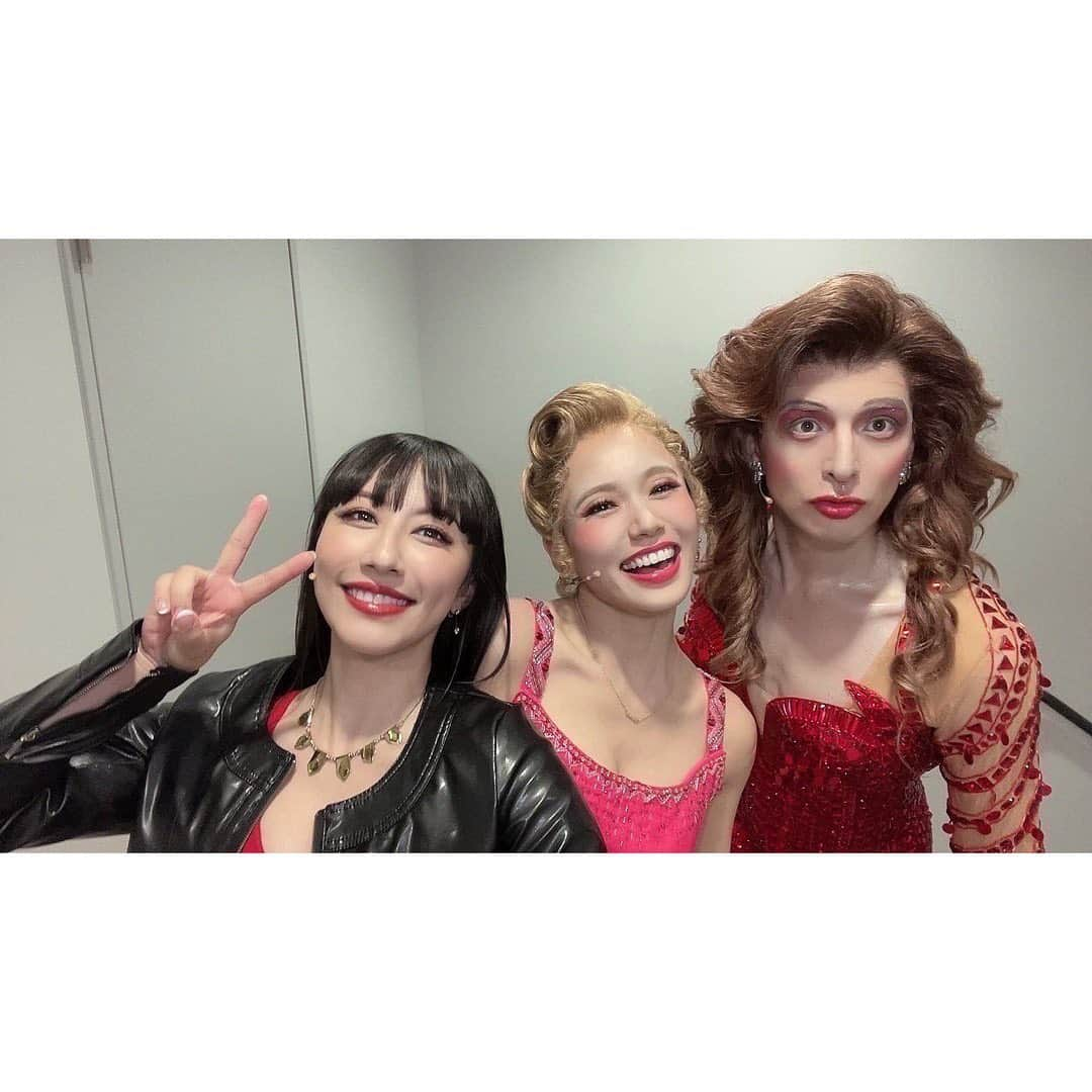 ソニンさんのインスタグラム写真 - (ソニンInstagram)「. 👠Kinky Boots👞 Opening Night in Japan! 本公演初日を迎えました！ありがとうございました！  *Opening night curtain call. *最終日のNYチームと *演出家　Mr.Jerry *ドレスアップしてるbeauties *キュートなカップルがグッズをご紹介 *初日白服  東京11/3まで東急シアターオーブにて。 大阪11/10-11/20オリックス劇場にて。  どうぞ最後まで応援よろしくお願いします‼️ コメントDM感想ありがとうございます🫶🏻 まだ観劇中の制限がある中なので嬉しいです🥹 #KinkyBoots #キンキーブーツ @jammyprod @dbbonds @moweryrusty ※撮影時の時のみマスクを外しています※」10月4日 20時39分 - sonim_official