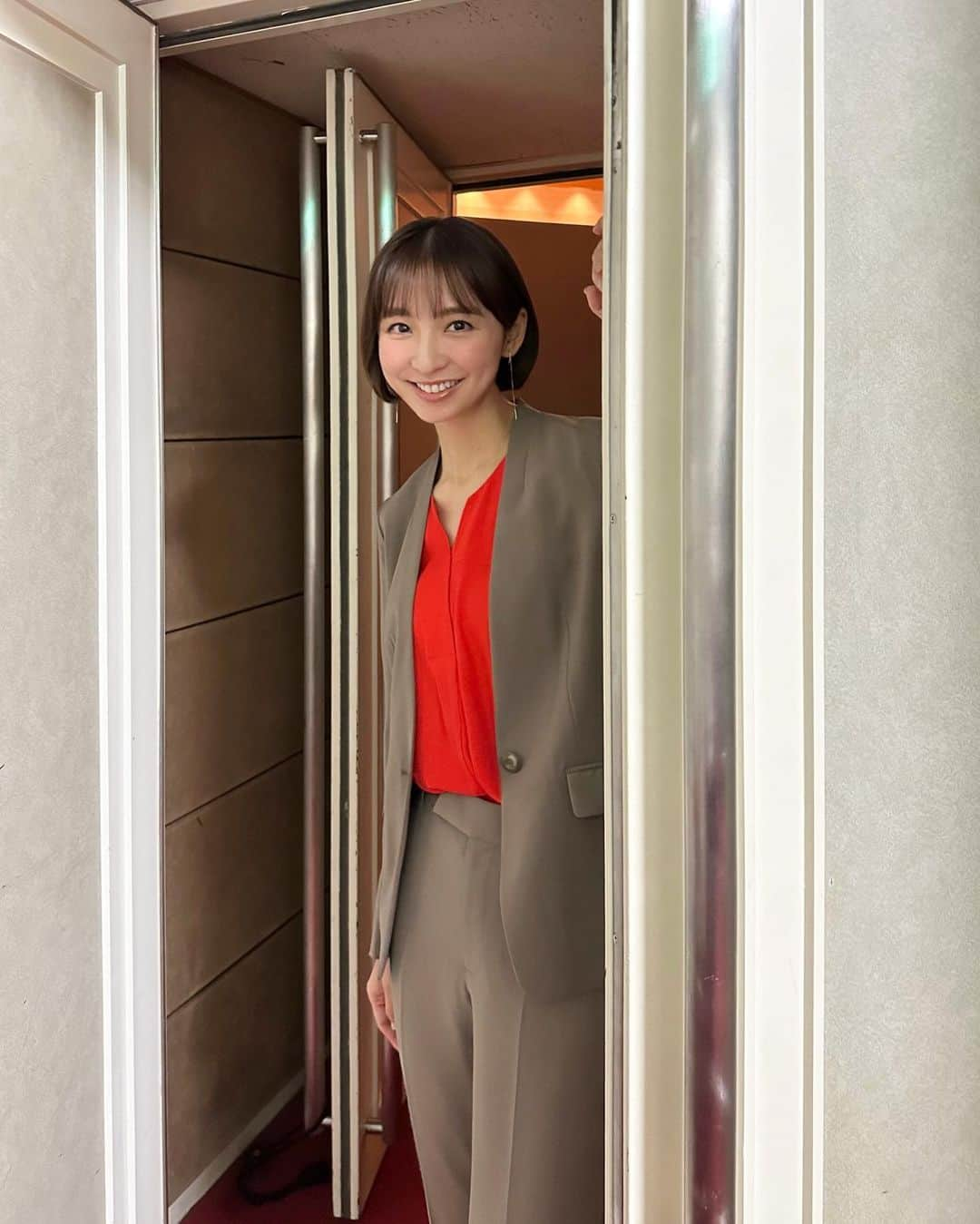 篠田麻里子さんのインスタグラム写真 - (篠田麻里子Instagram)「新CM制作記者発表会✨ ビシッとスーツ🫡💕  #新CM」10月4日 20時46分 - shinodamariko3