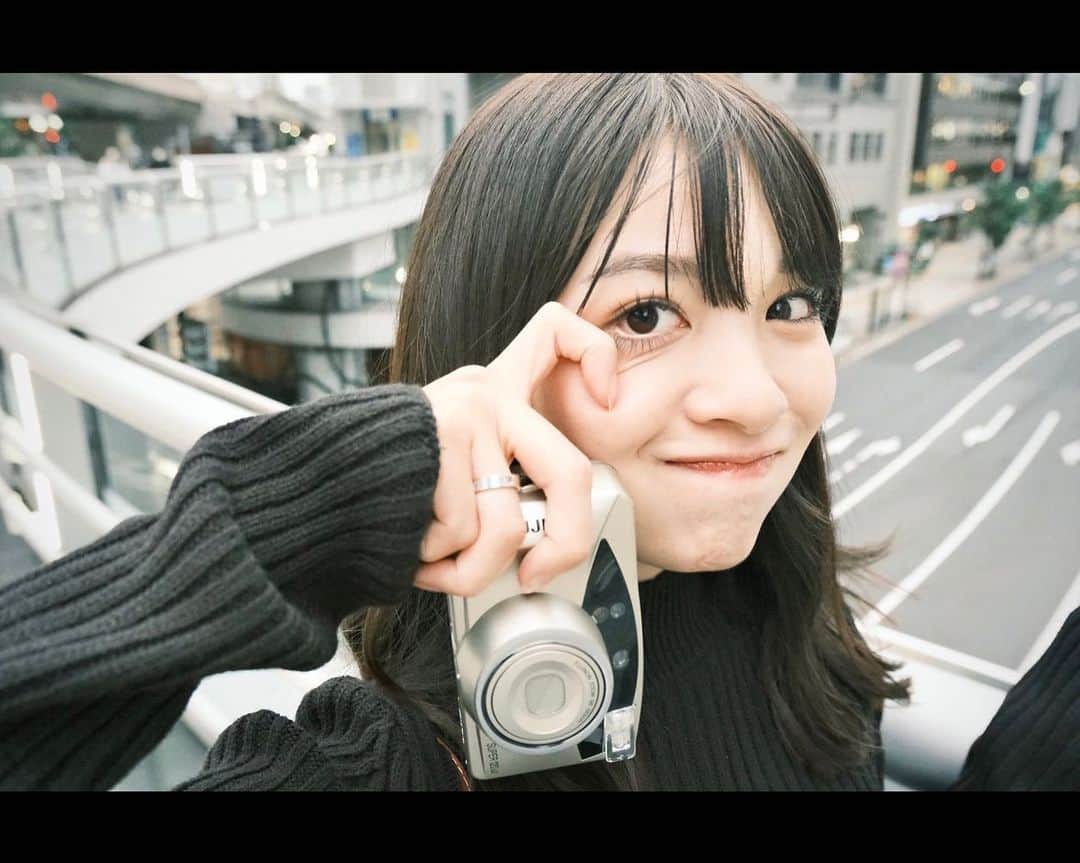 中川紅葉さんのインスタグラム写真 - (中川紅葉Instagram)「もえなすカメラ！ふざけすぎか...？😇 肘が出るニットで可愛いのよ Photo by @moena_watanabe」10月4日 20時56分 - kureha_nakagawa