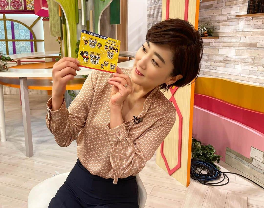 池尻和佳子さんのインスタグラム写真 - (池尻和佳子Instagram)「今日は、『熱男』こと松田宣浩選手が、「タダイマ！」に生出演でした。17年間、ホークスでの熱いパフォーマンスありがとうございました😌  これからもご活躍をお祈りしています‼︎  今日会社に来ていた「ヤクルト」さんにも貴重なシールを頂き、感激です⭐️ ホークスが日本シリーズへ進めますように。  #松田宣浩 選手#ホークス#hawks#お疲れ様でした #17年間#一筋#滋賀県#出身#熱男#マッチ さん #感動を#ありがとうございました#寂しい#次の #ステップ#ご活躍#お祈りしています#rkb#タダイマ #ヤクルト#おめでとうございます#村上宗隆 選手 #56 号#すごいですね火曜日#アナウンサー#池尻和佳子」10月4日 21時06分 - wakako_ikejiri_rkb