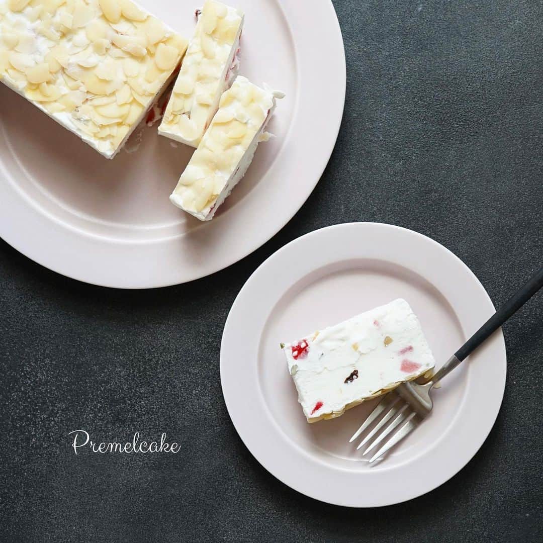 hirokoさんのインスタグラム写真 - (hirokoInstagram)「🌱2022.10.4（火）☀️ ✽.｡.:*・ﾟ #hiroponのおうちおやつ ⁡ 今日のお取り寄せスイーツ ⁡ 超濃厚な乳脂肪分48%の プレミアム生クリーム「ソワニエ」を使用した 新食感＼Premel cake／で〜す ⁡ 「カッサータ」をベースに 日本人の味覚に合わせて作ったプレメルケーキ 6種のドライフルーツと 4種のナッツがふんだんに入ってます ↑ 切った断面ではあまり見えてませんが💦 食べるとゴロゴロ入ってます ⁡ 食べ方もお好みで... 5分・15分・60分解凍 それぞれ違う食感が楽しめます 私は10分ぐらいの解凍が好みかな💕 ⁡ 生クリームのケーキなので パンケーキやフレンチトーストとの相性も👍 パッケージも可愛いので贈り物にも👍 ⁡ 『Premel cake』は 毎週木曜＆金曜 / 22時より限定発売 ⁡ 💁‍♀️▷▶︎▷ @premelcake ⁡ ⁡ ⁡ .........The end  #PR #Premel #プレメル #PremelCake #ケーキ #プレメルケーキ #カッサータ #生クリームケーキ #お取り寄せスイーツ #お取り寄せ #お取り寄せグルメ #ギフト #アイスケーキ #おうちスイーツ #おやつの時間 #今日のおやつ #スイーツ #sweets ・」10月4日 21時21分 - hiropon0201